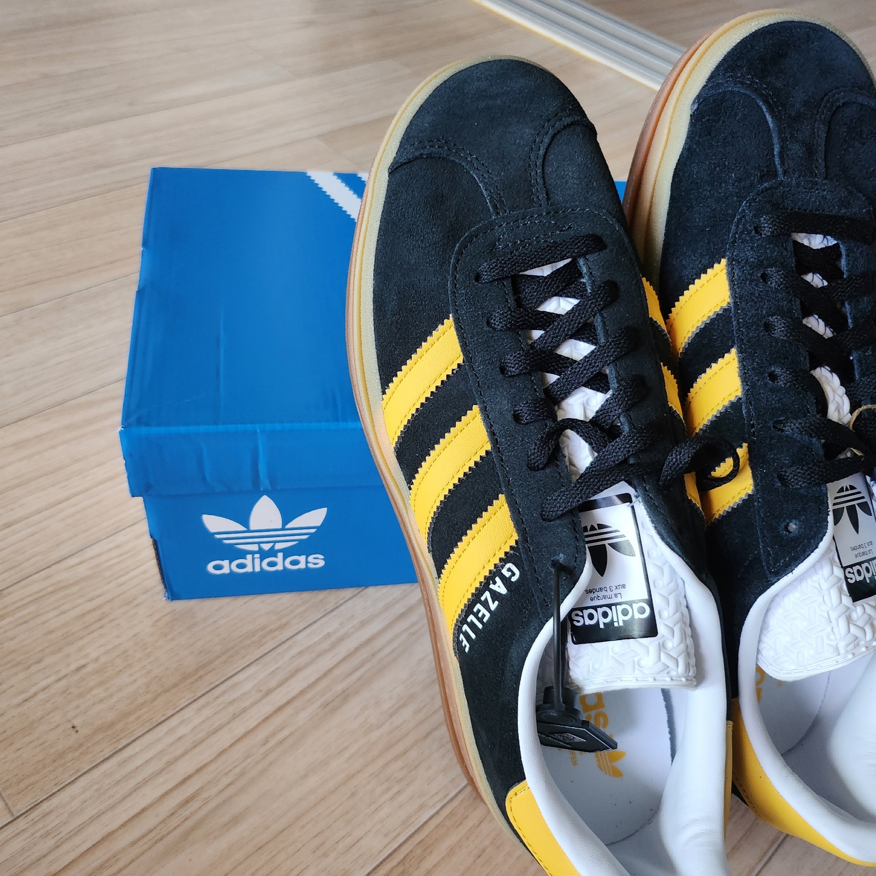 (W) Adidas Gazelle Bold Core Black Bold Gold 착용 스타일