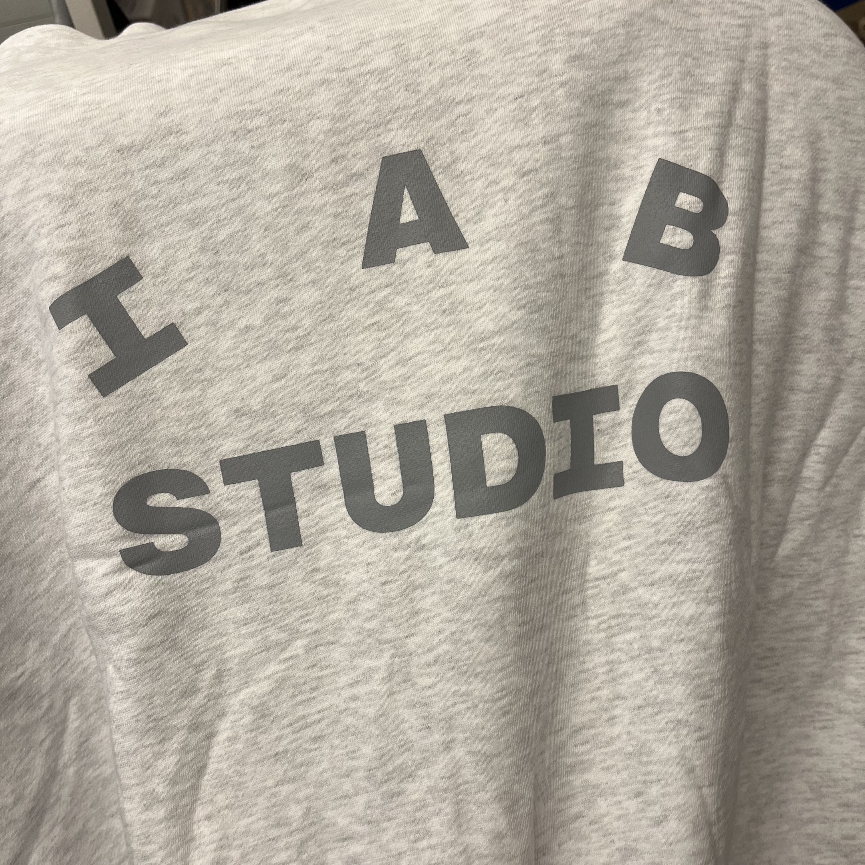 IAB Studio Hoodie Light Gray 착용 스타일 - 2