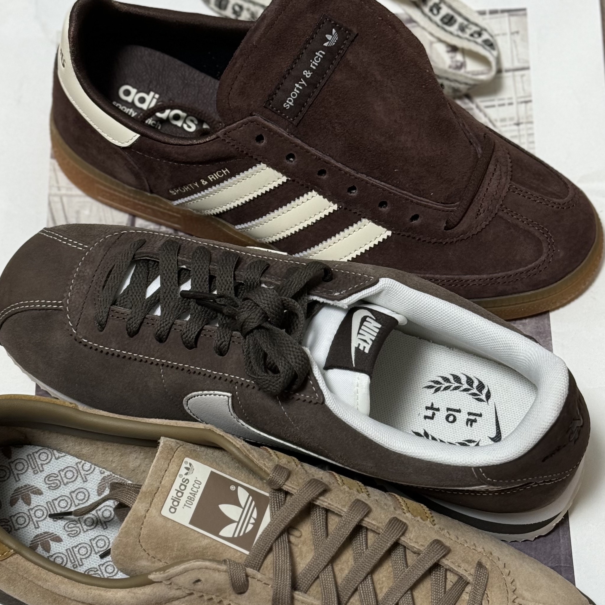 Adidas x Sporty & Rich Spezial Handball Auburn Cream White, Nike Cortez SE Hangul Day Baroque Brown Sail 착용 스타일