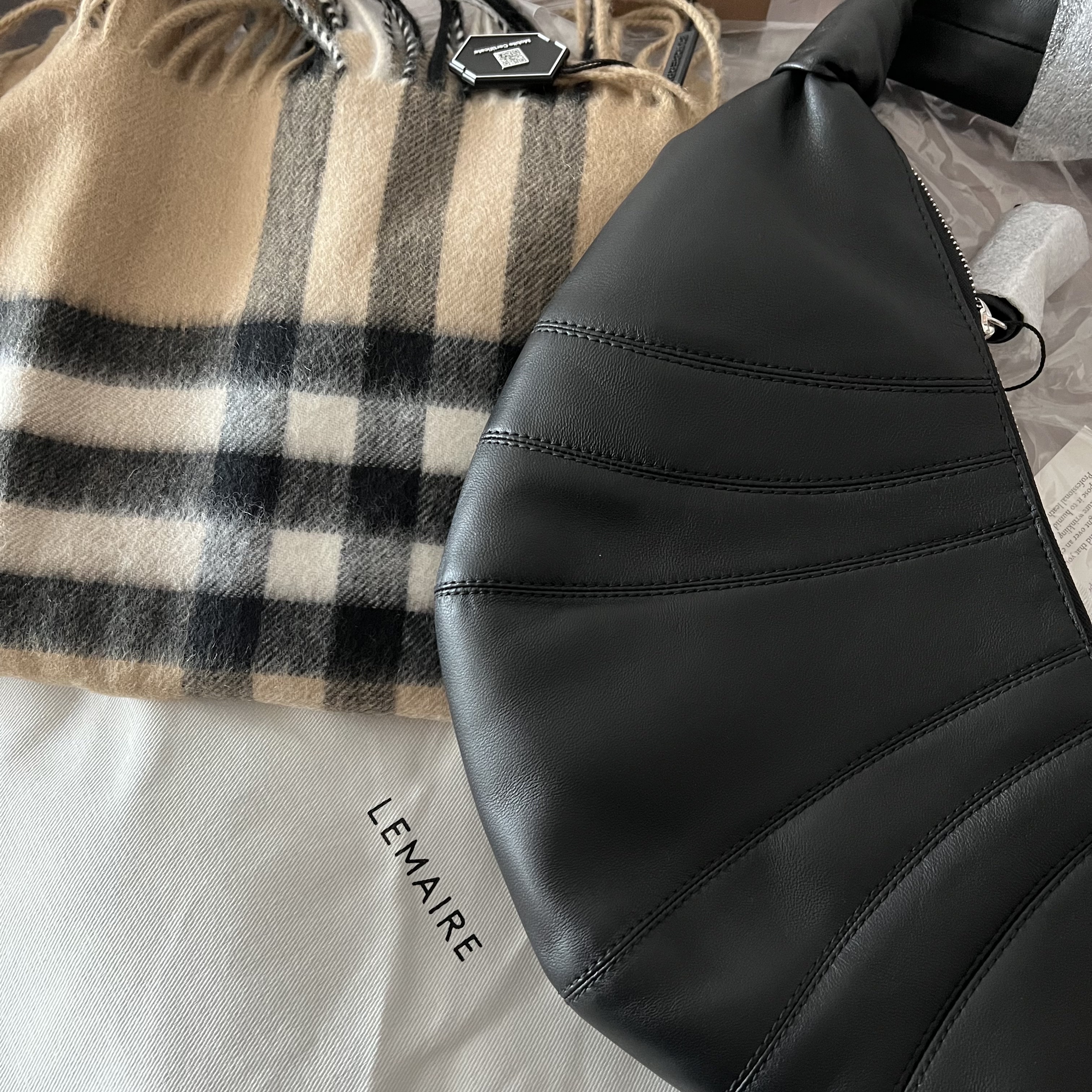 Burberry Classic Check Cashmere Muffler Archive Beige 착용 스타일