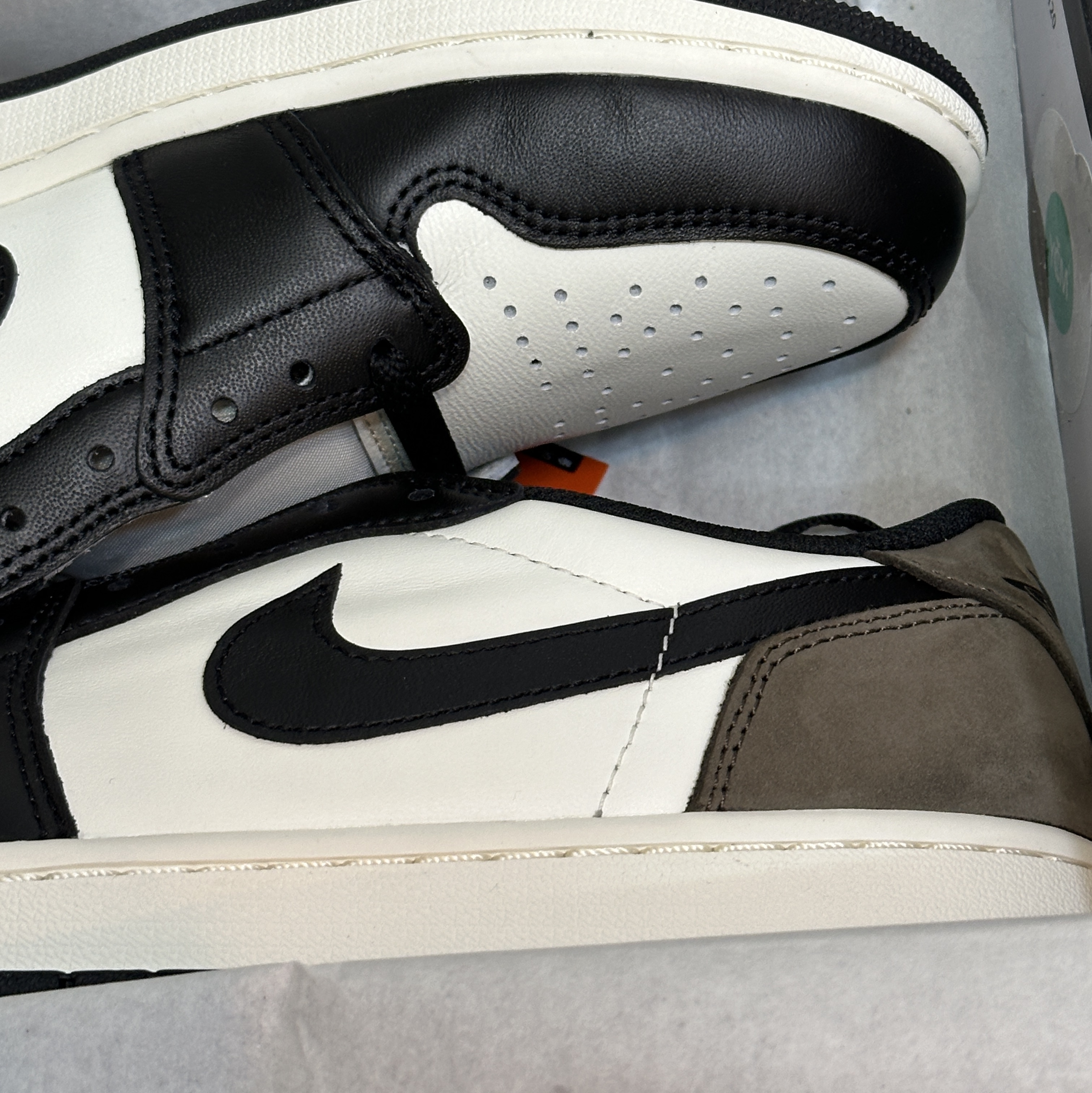 Jordan 1 Retro Low OG Mocha 착용 스타일 - 3