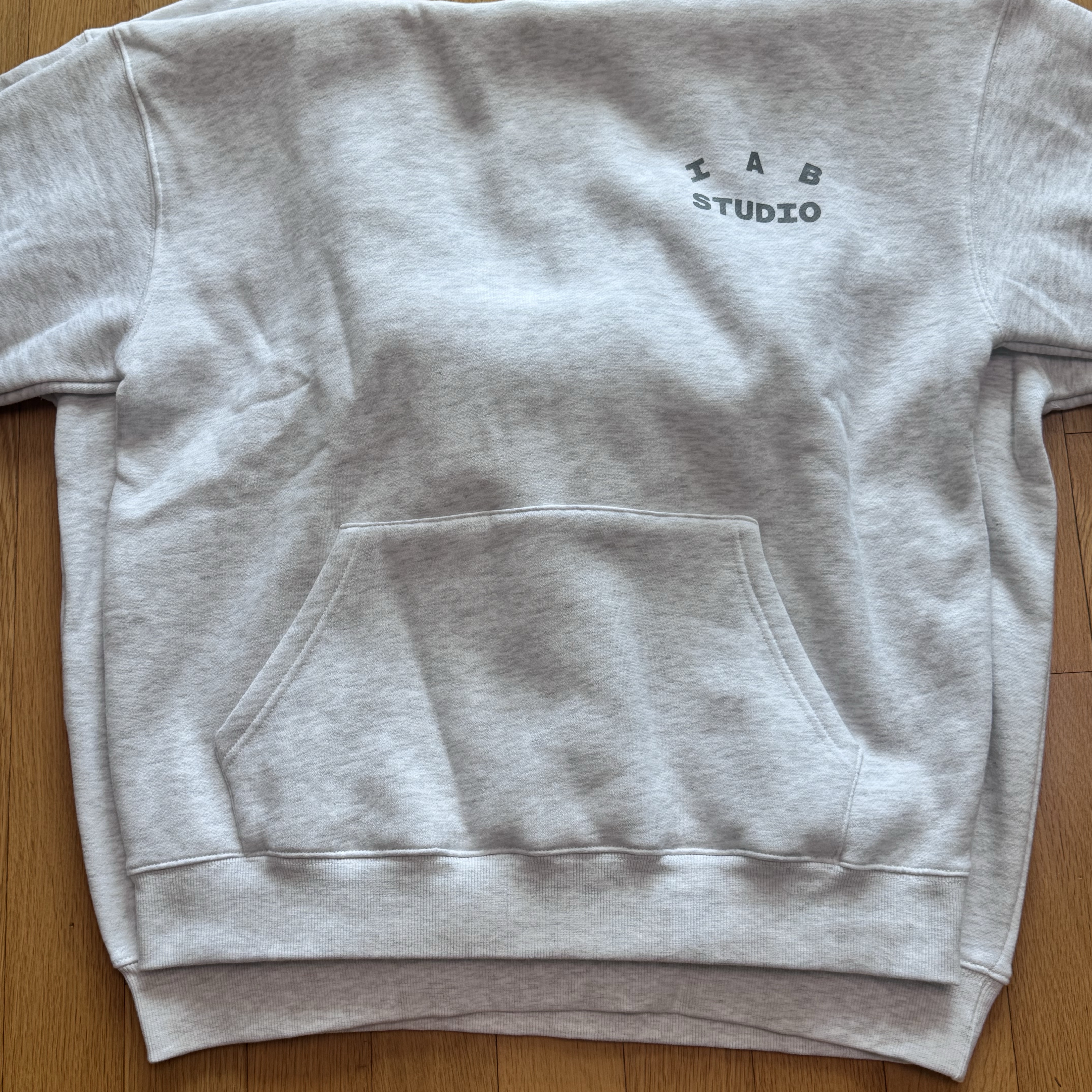 IAB Studio Hoodie Light Gray 착용 스타일