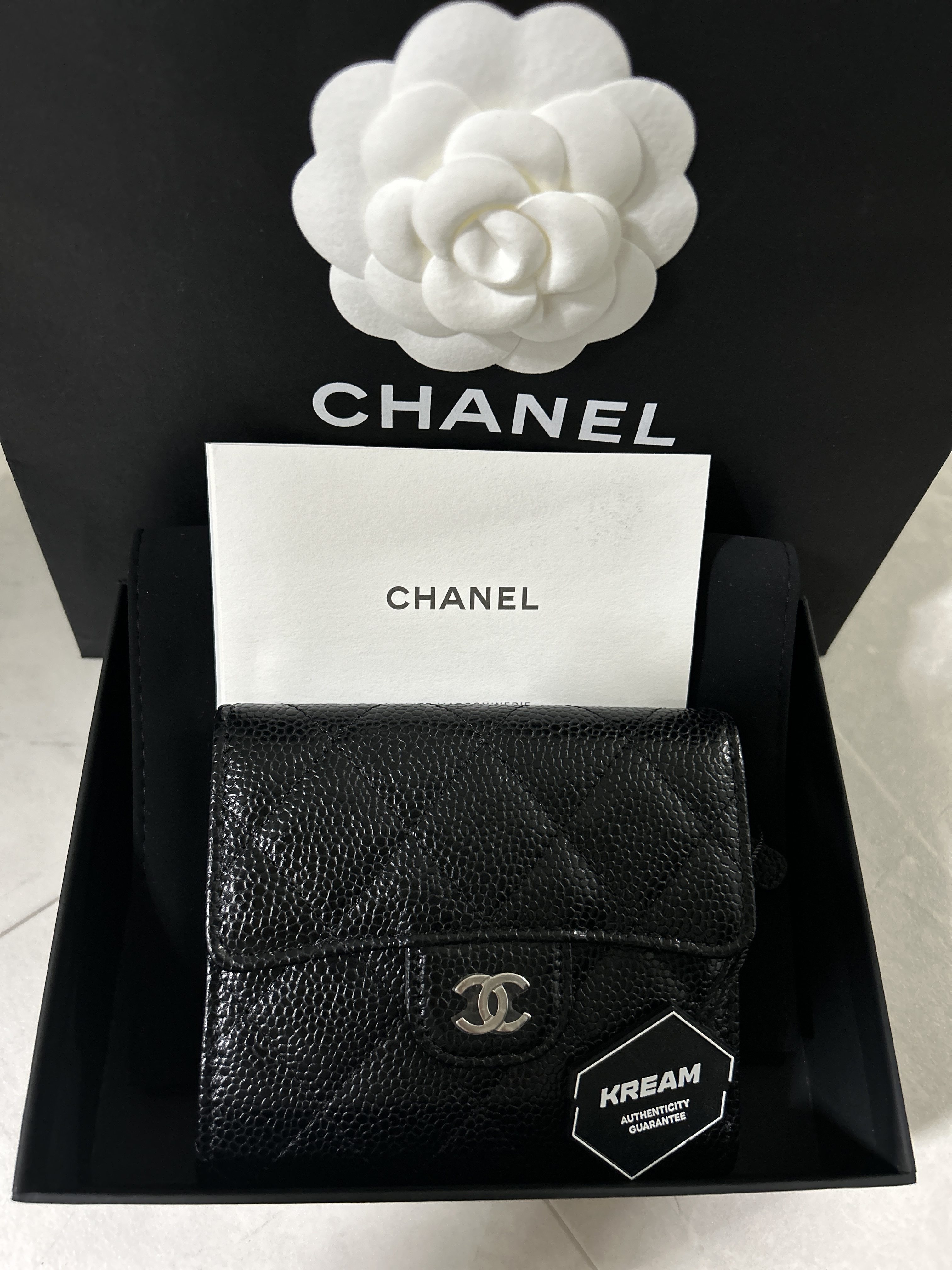 Chanel Small Classic Flap Wallet Grained Calfskin & Silver Black 착용 스타일