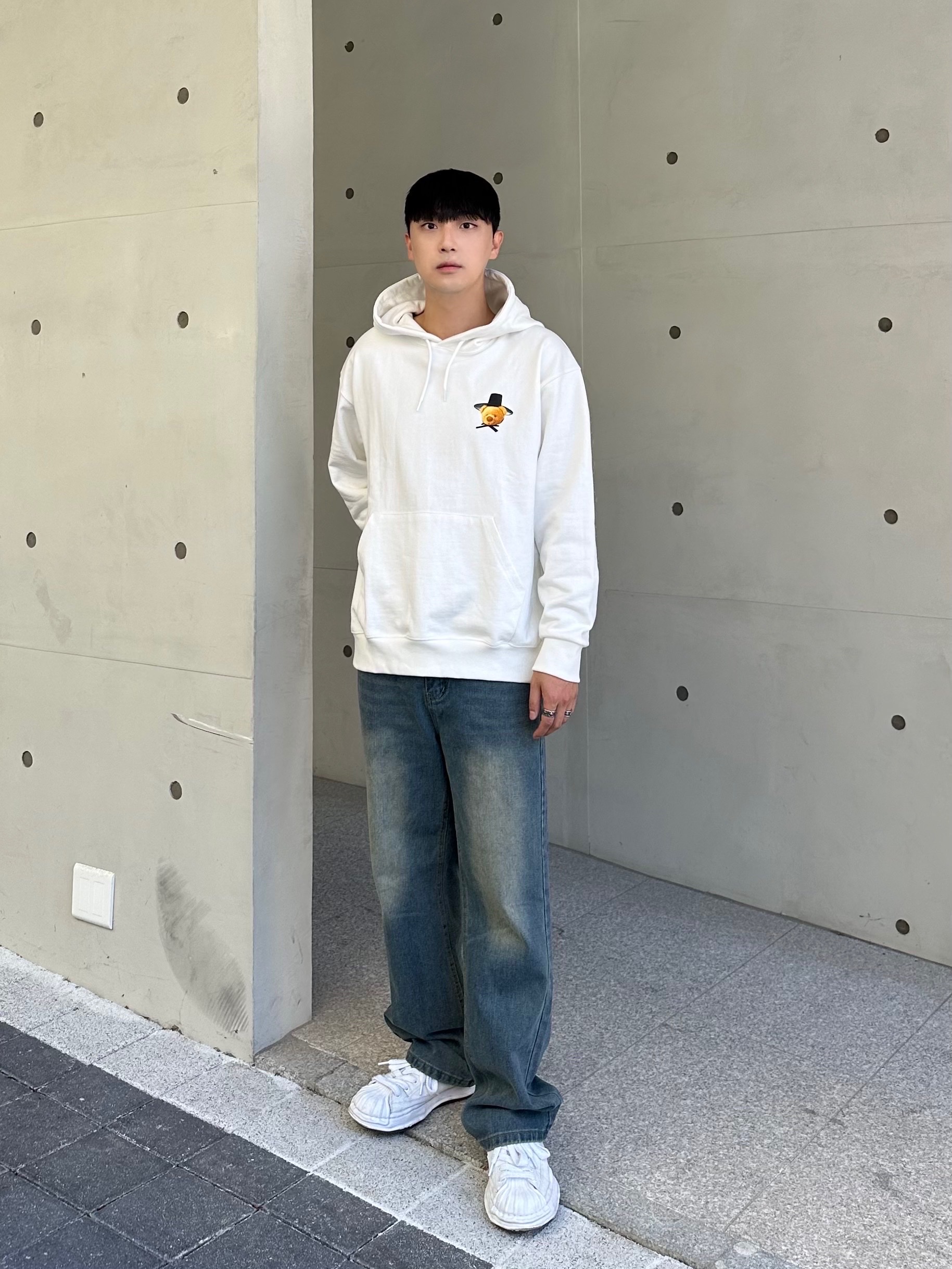 Maison Mihara Yasuhiro Blakey OG Sole Canvas Low-top Sneakers White 착용 스타일 - 2