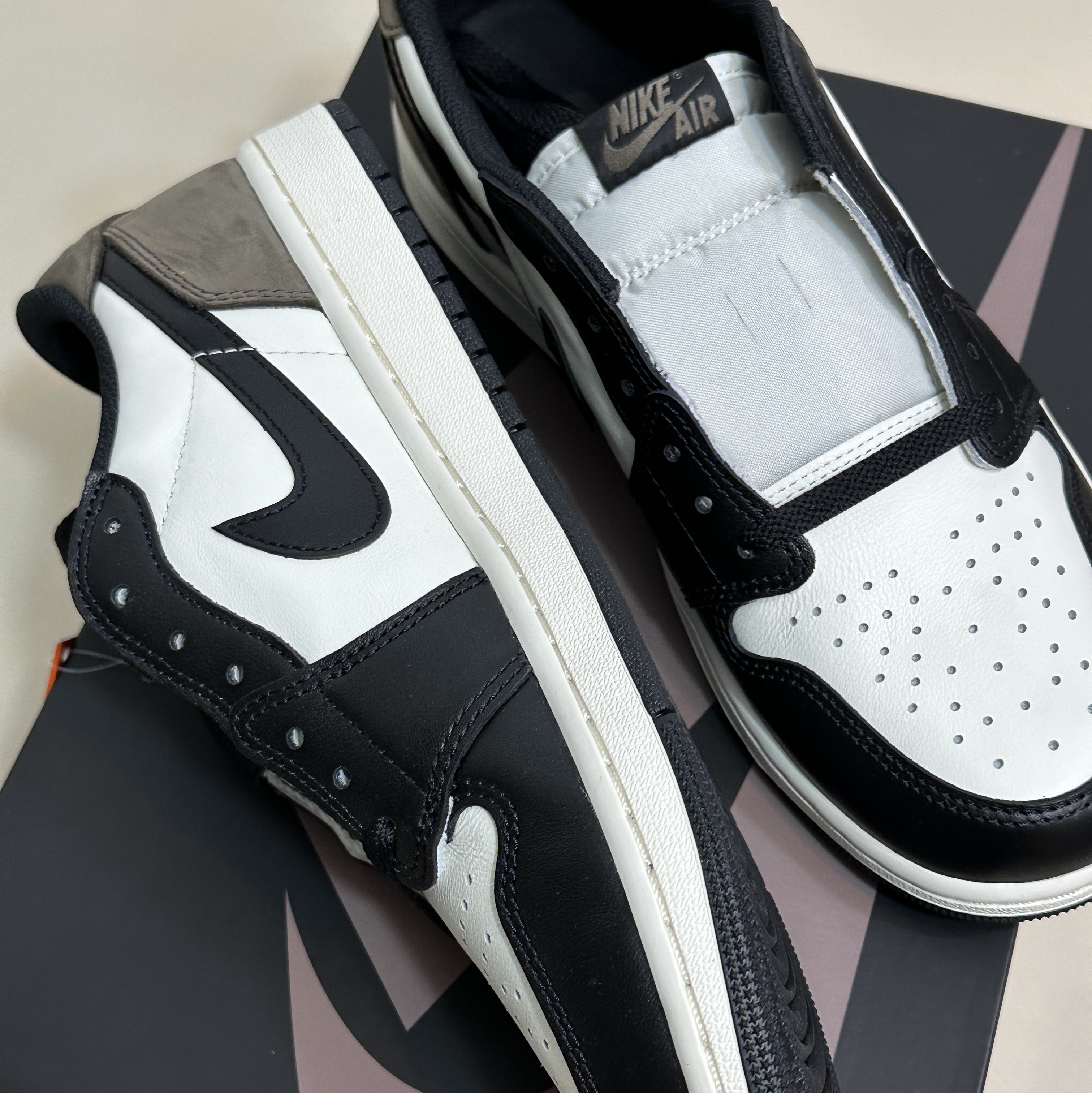 Jordan 1 Retro Low OG Mocha 착용 스타일 - 1
