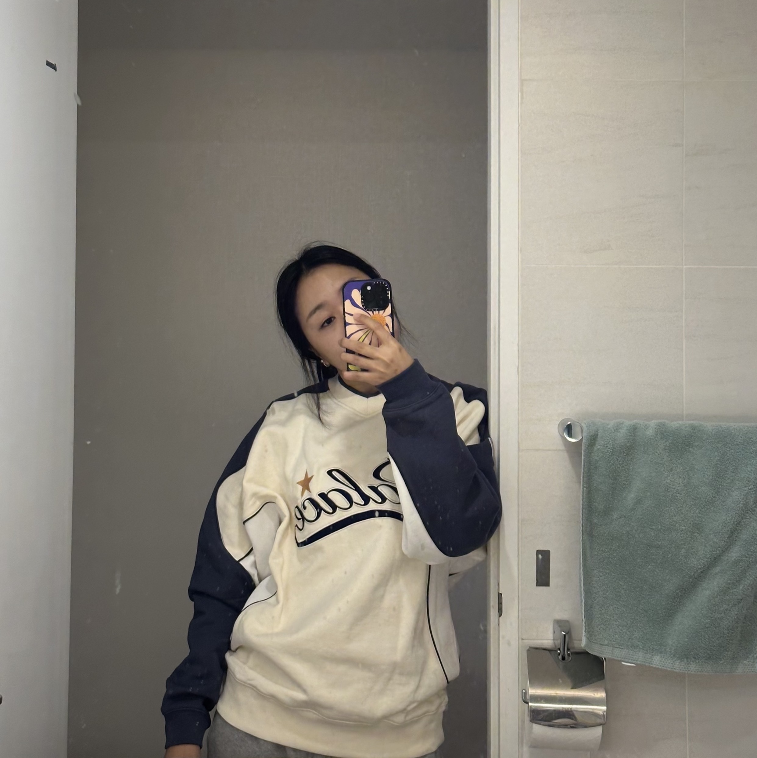 Palace Star Script Crew Soft White - 24SS 착용 스타일