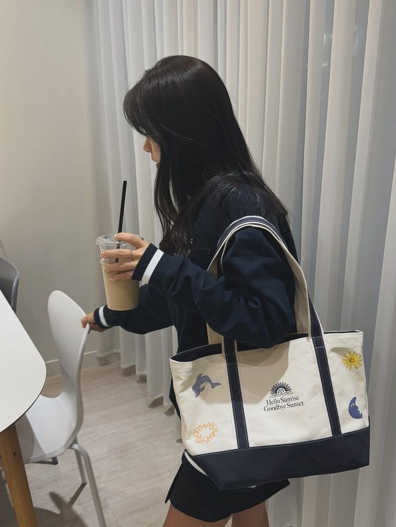 HS x Hank Canvas Tote Bag Navy 착용 스타일