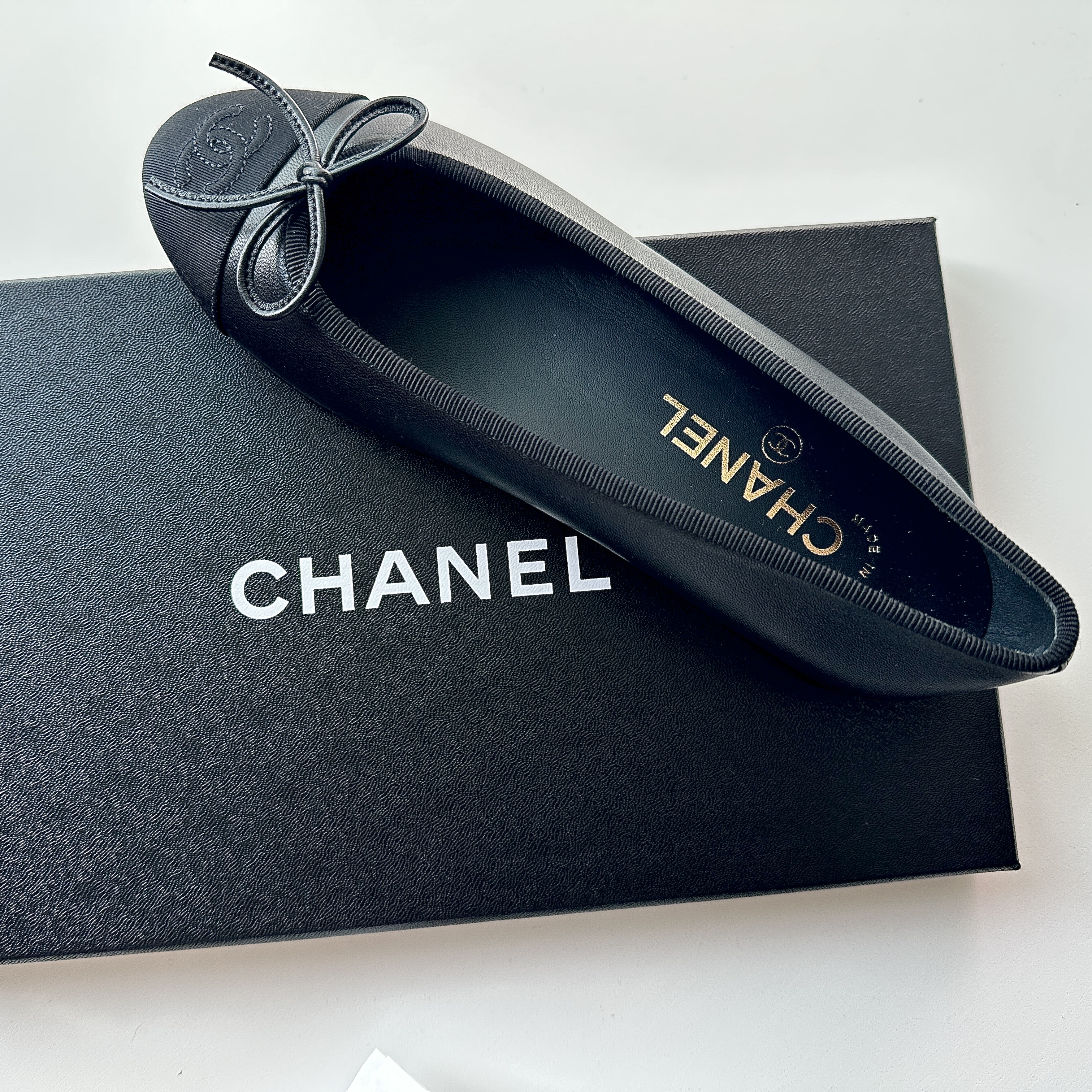 (W) Chanel Ballerina Flat Lambskin Grosgrain & Black 착용 스타일 - 2
