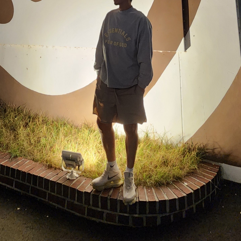 Essentials Heavy Jersey Long Sleeve T-Shirt Light Heather Grey - 24SS, Essentials Volley Shorts Moss - 21SS 착용 스타일