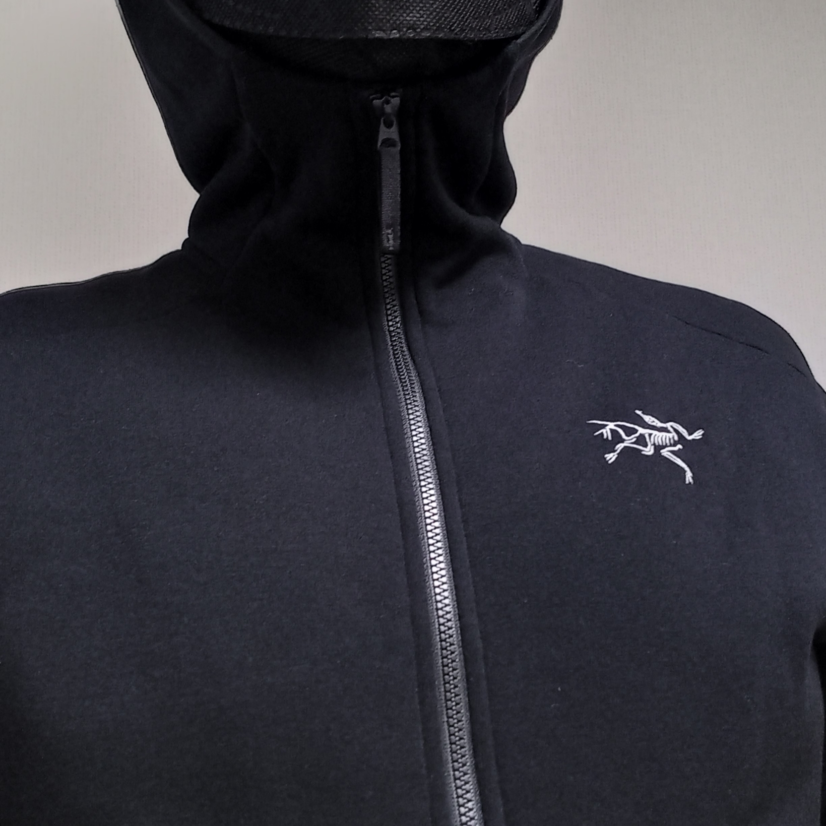 Arc'teryx Kyanite AR Hoody Black 착용 스타일 - 3