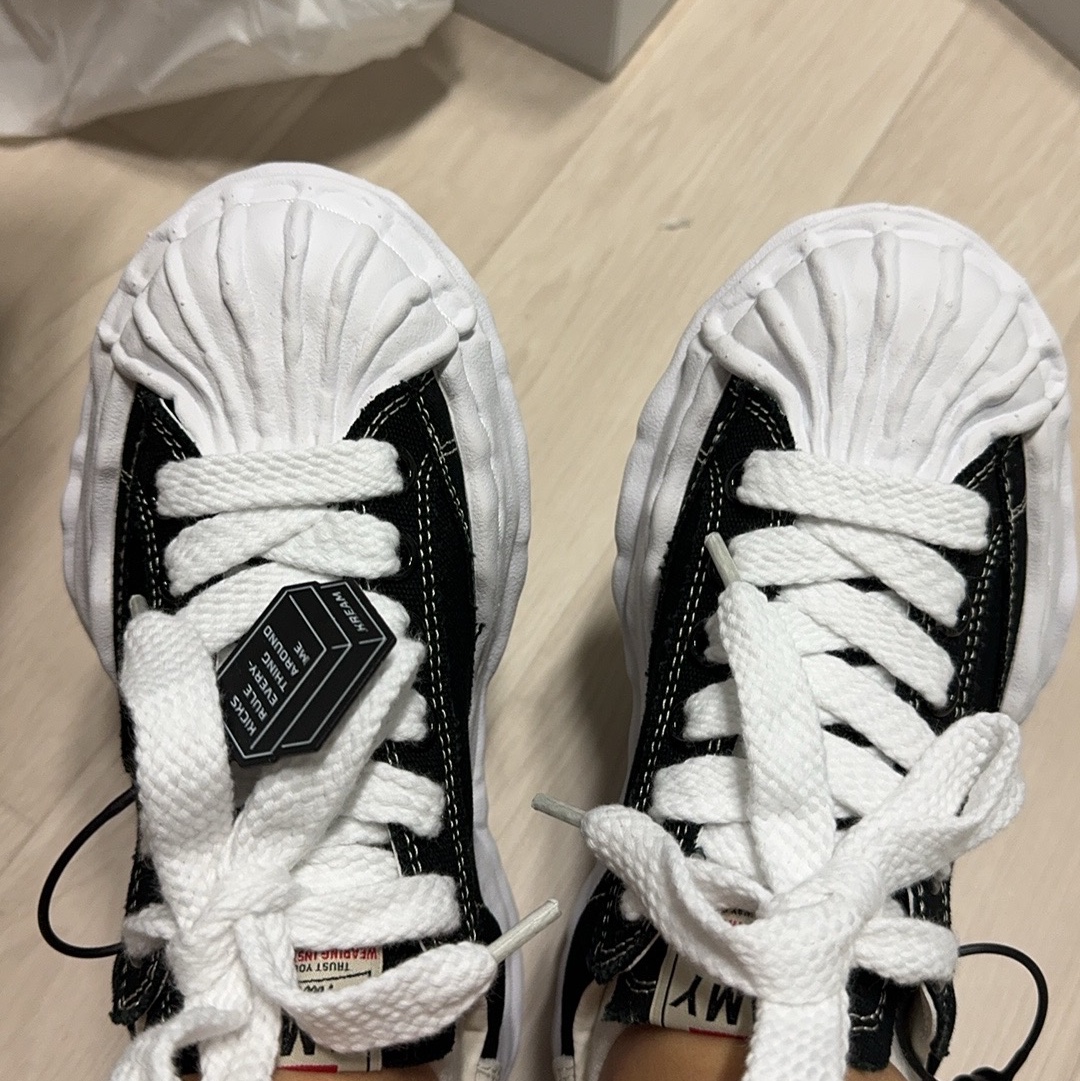 Maison Mihara Yasuhiro Blakey OG Sole Canvas Low-top Sneakers Black White 착용 스타일 - 1
