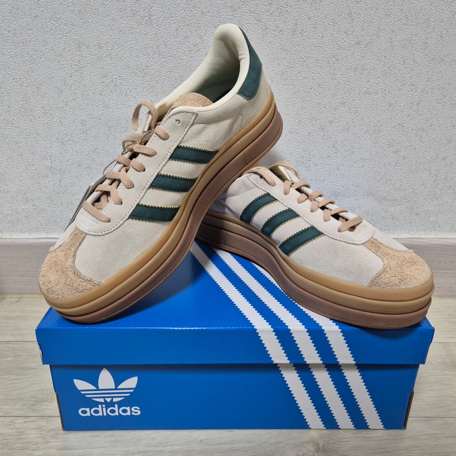 (W) Adidas Gazelle Bold Cream White Collegiate Green 착용 스타일 - 2