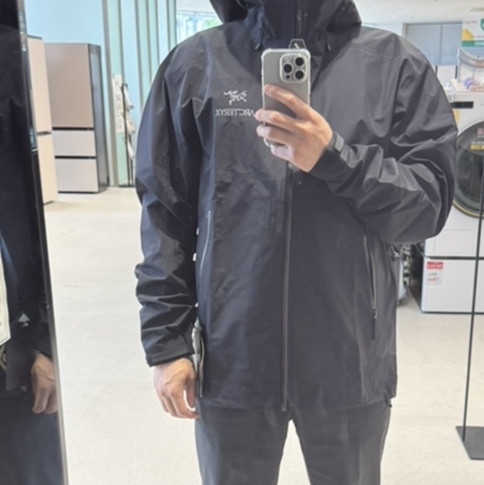 Arc'teryx Beta LT Jacket Black 착용 스타일