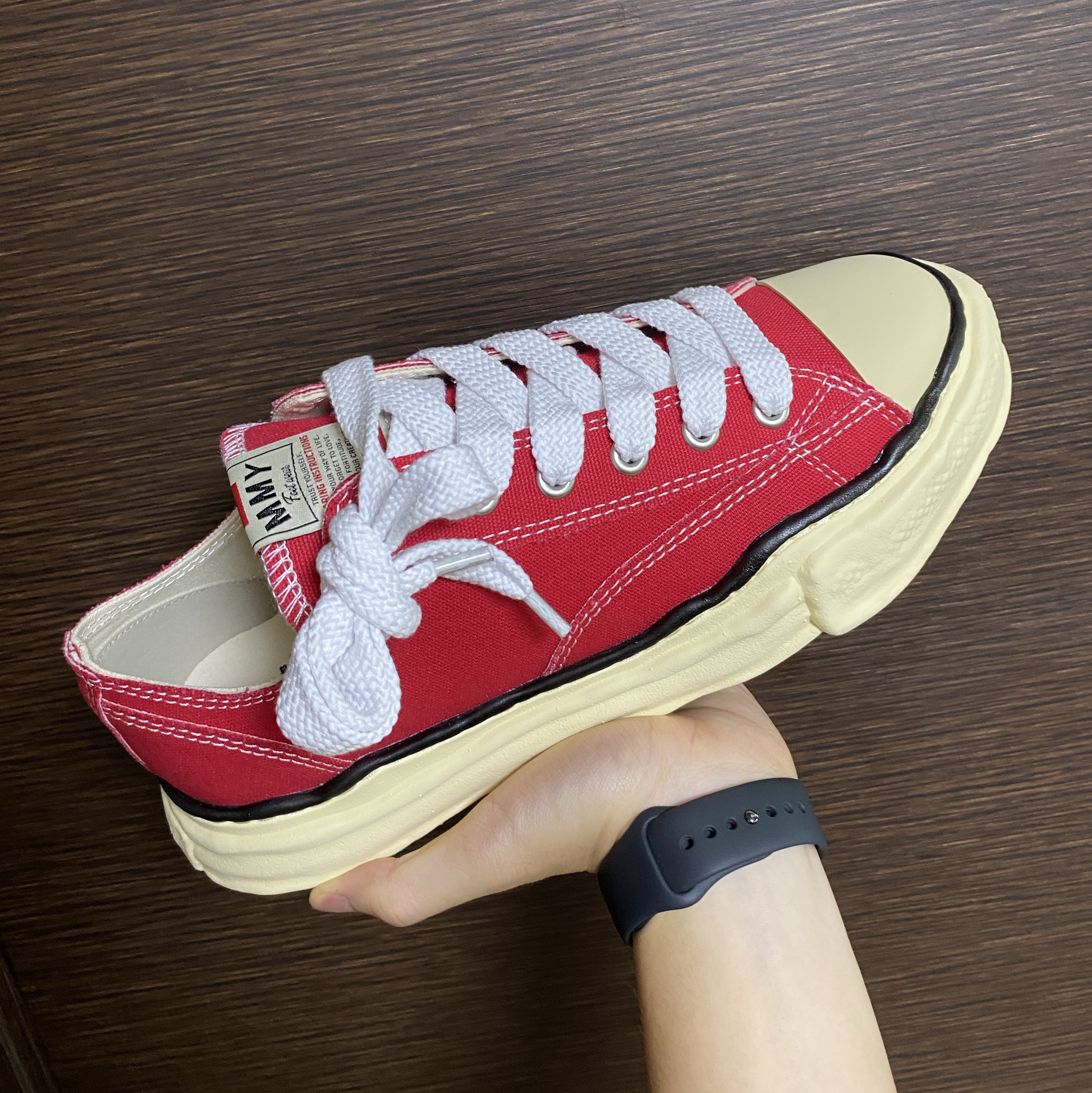 Maison Mihara Yasuhiro Peterson VL OG Sole Canvas Low-top Sneakers Red 착용 스타일