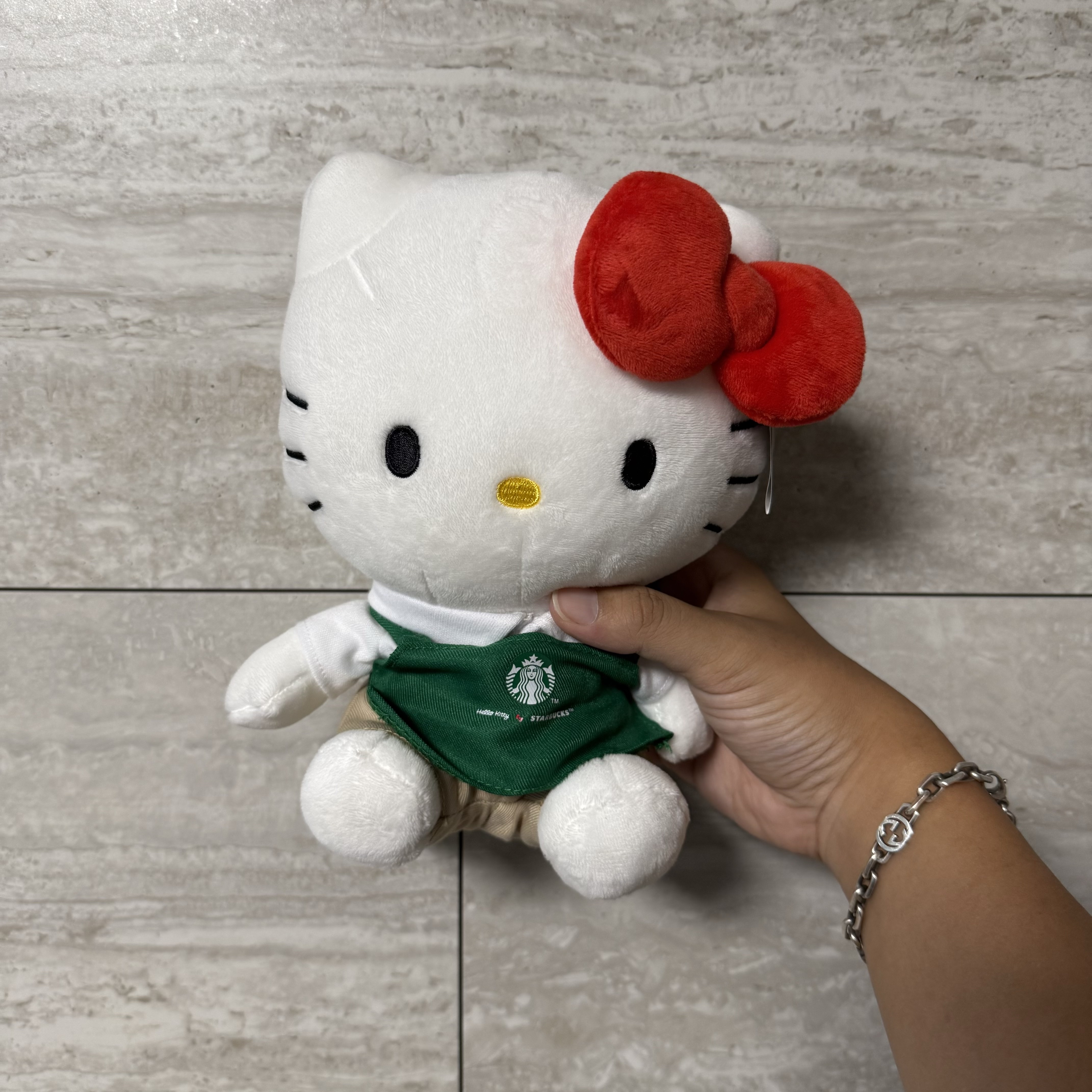 Starbucks x Hello Kitty Barista Doll White 착용 스타일