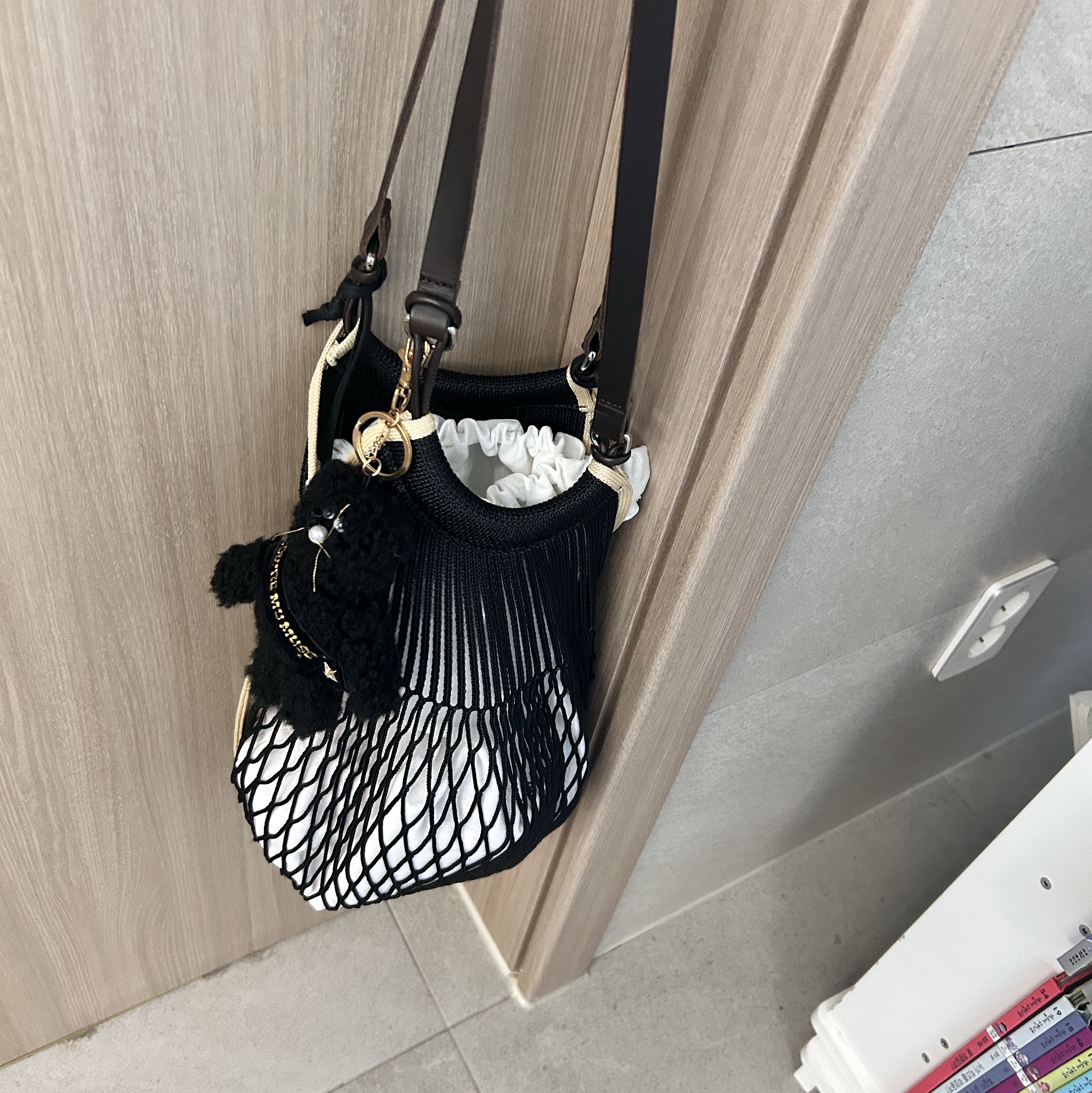 Lemaire Nylon Net Medium Filt Net Shopping Bag Black 착용 스타일