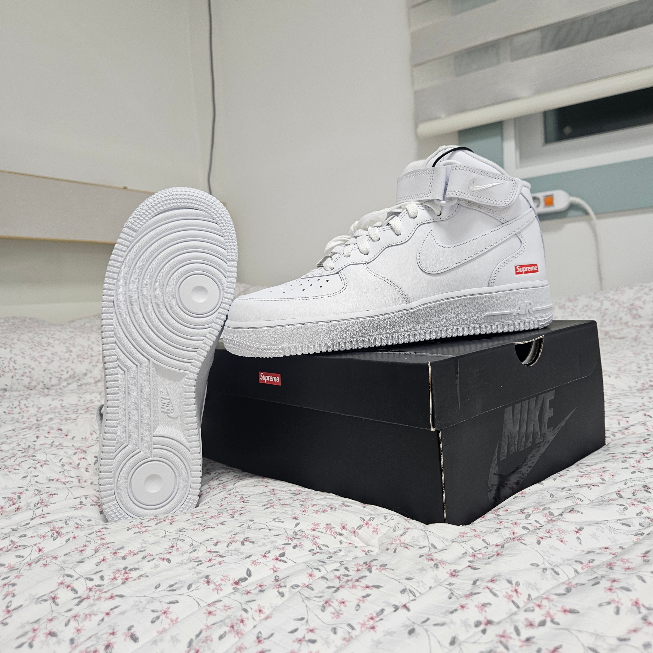 Nike x Supreme Air Force 1 Mid White 착용 스타일 - 2