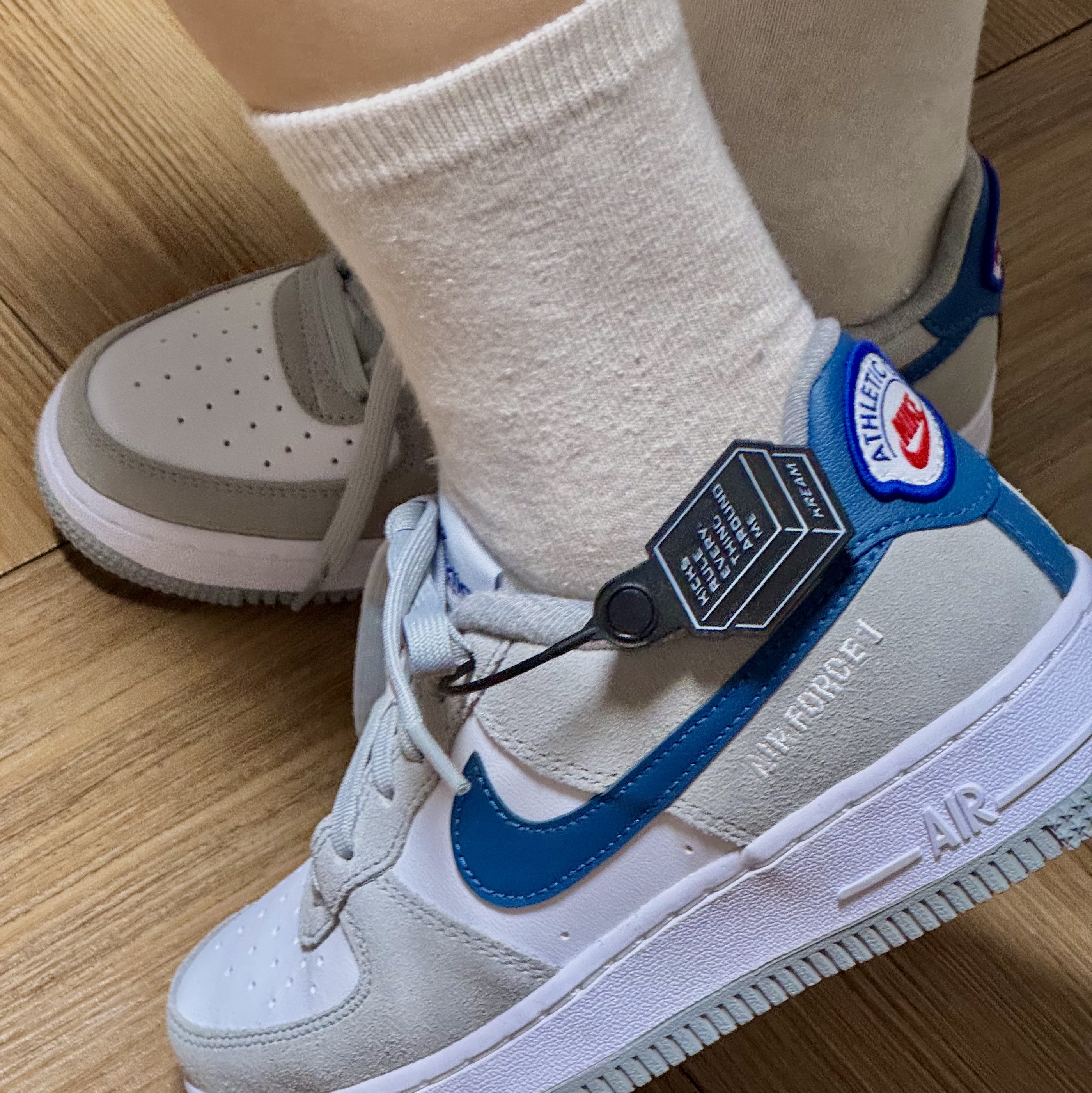 (GS) Nike Air Force 1 LV8 Athletic Club Light Smoke Grey Marina 착용 스타일