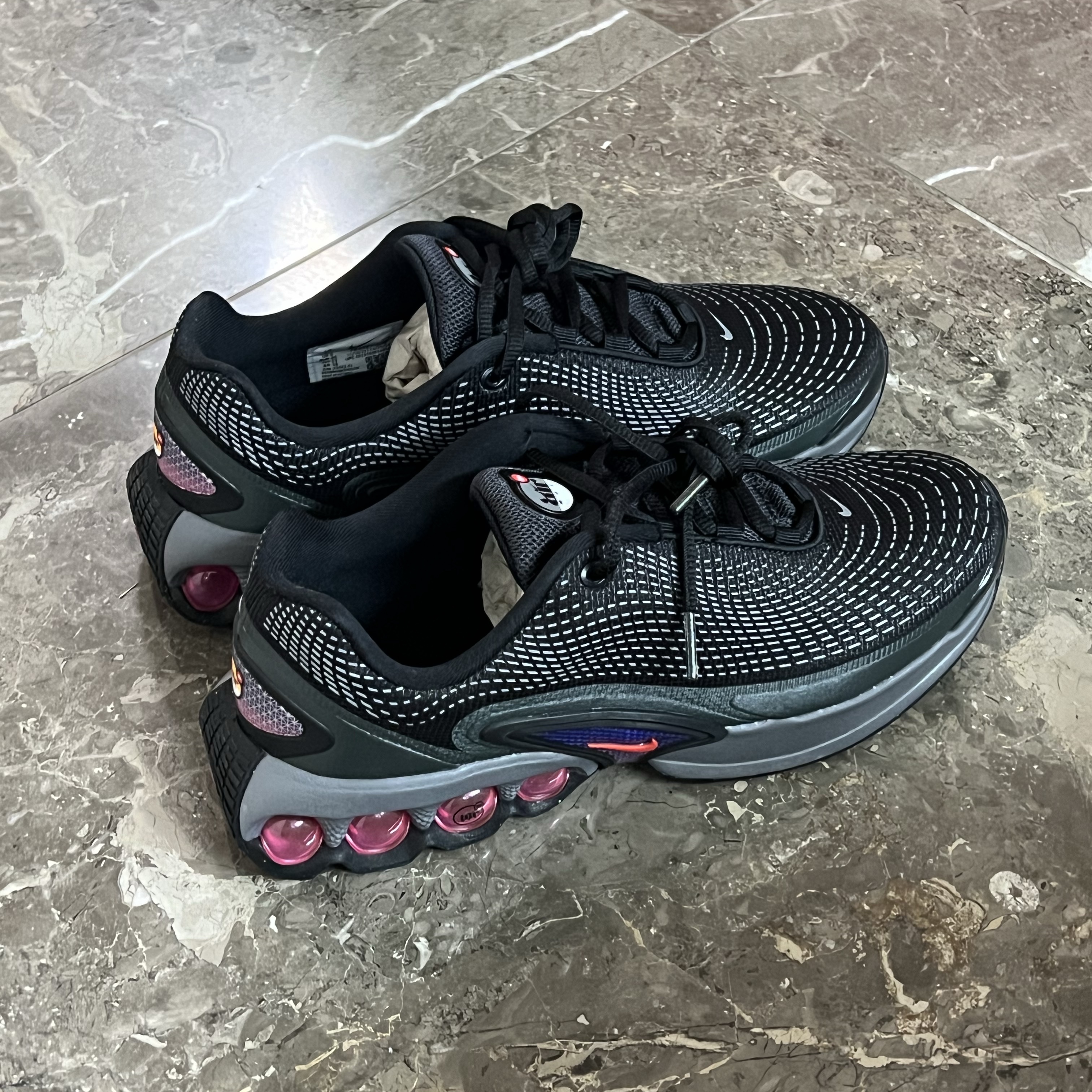 Nike Air Max Dn Black Light Crimson 착용 스타일