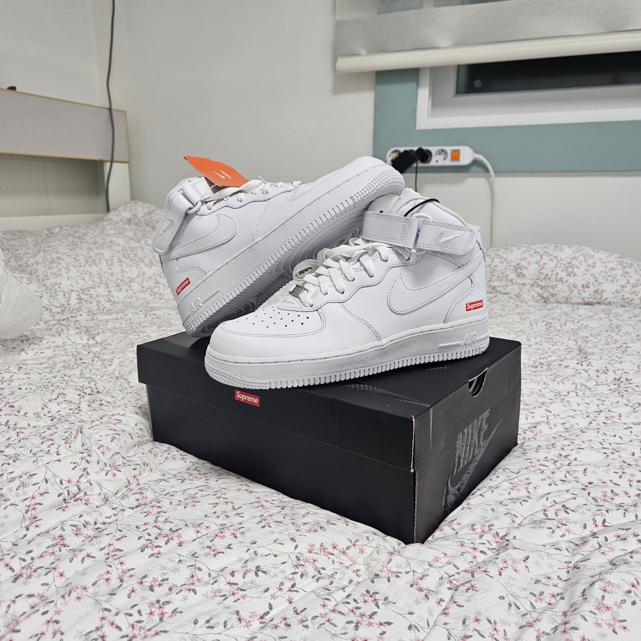 Nike x Supreme Air Force 1 Mid White 착용 스타일 - 1