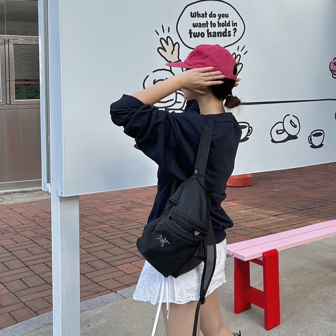 HS x Hank Relaxed Fit Cap Red 착용 스타일