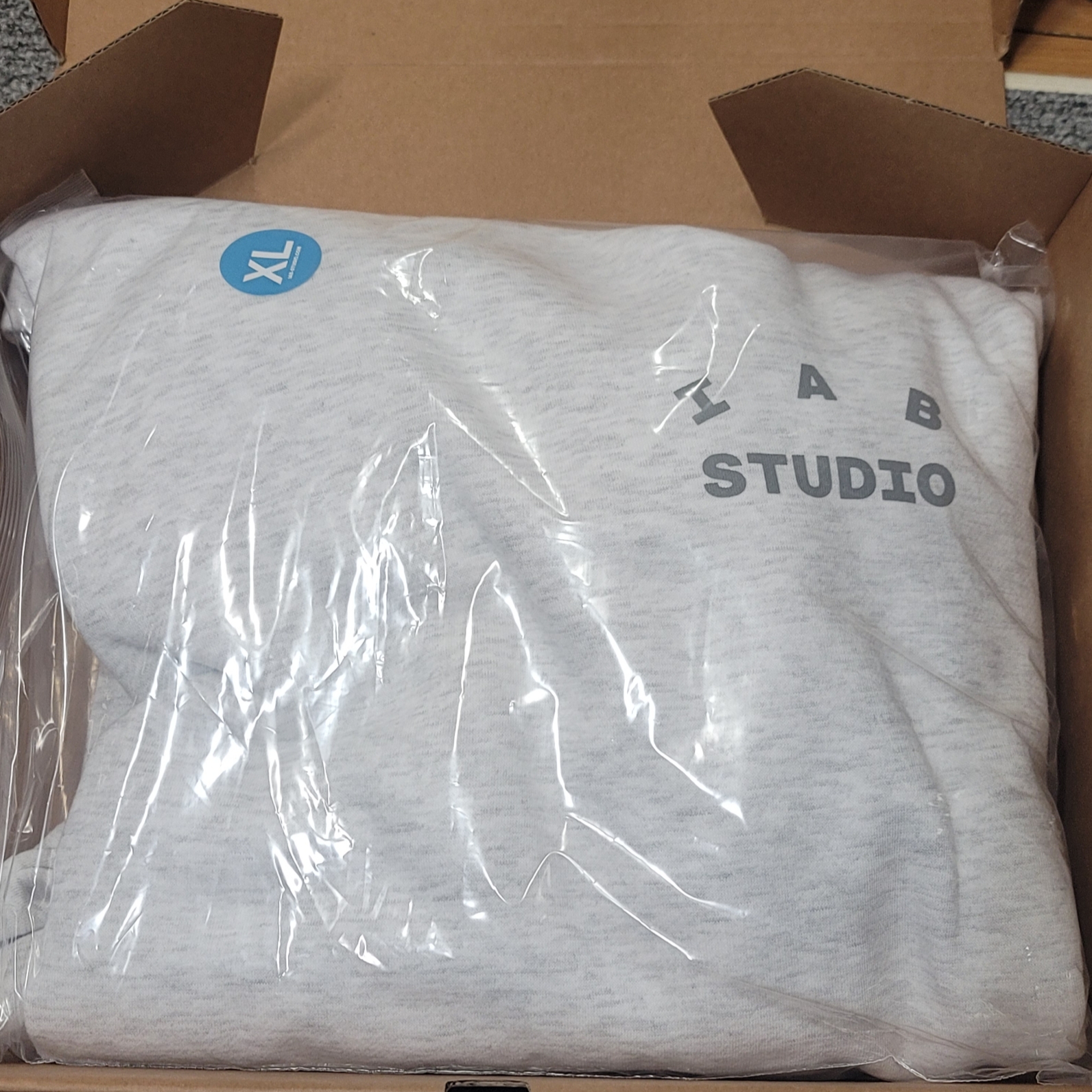 IAB Studio Hoodie Light Gray 착용 스타일 - 2