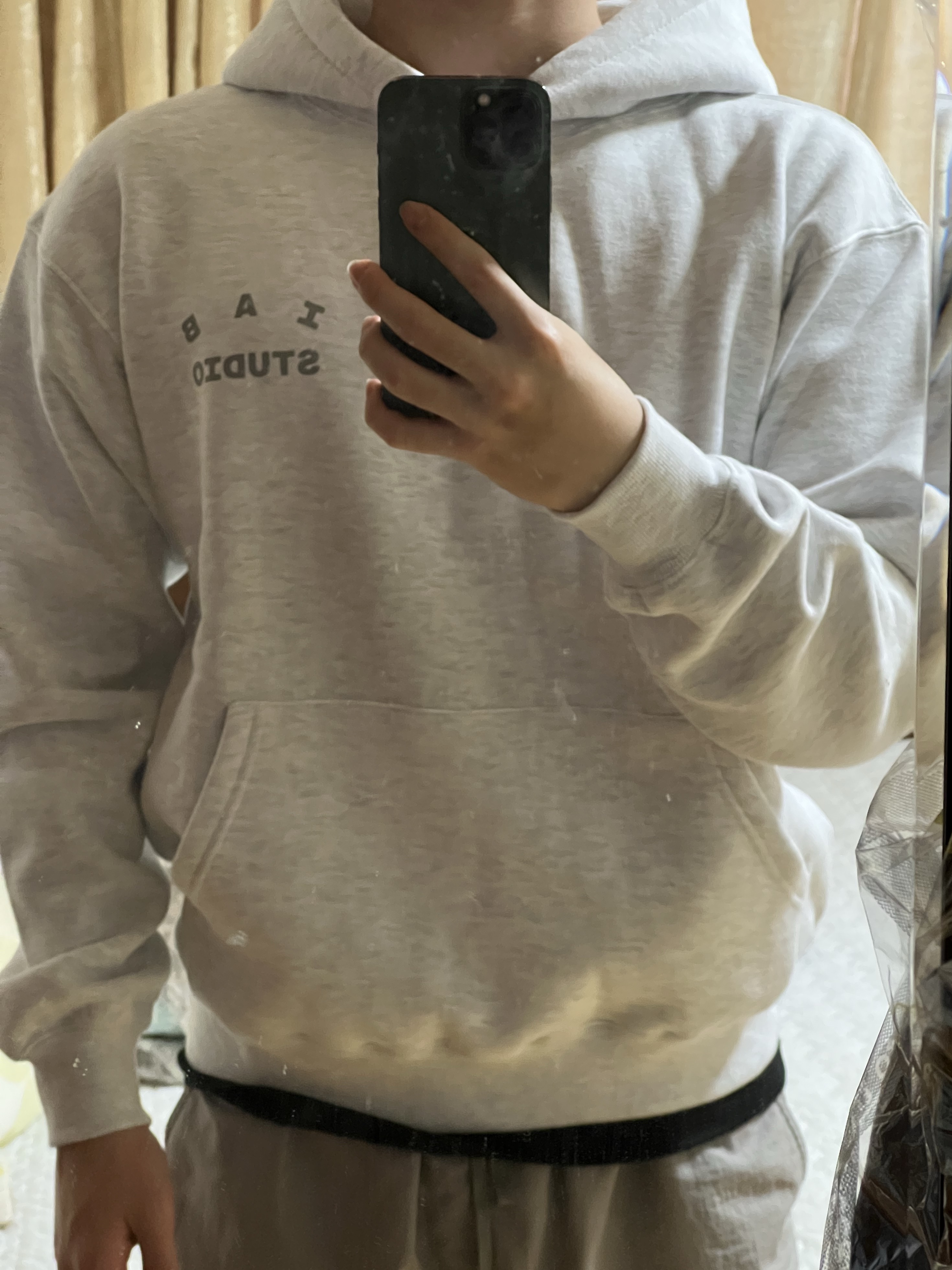 IAB Studio Hoodie Light Gray 착용 스타일 - 3