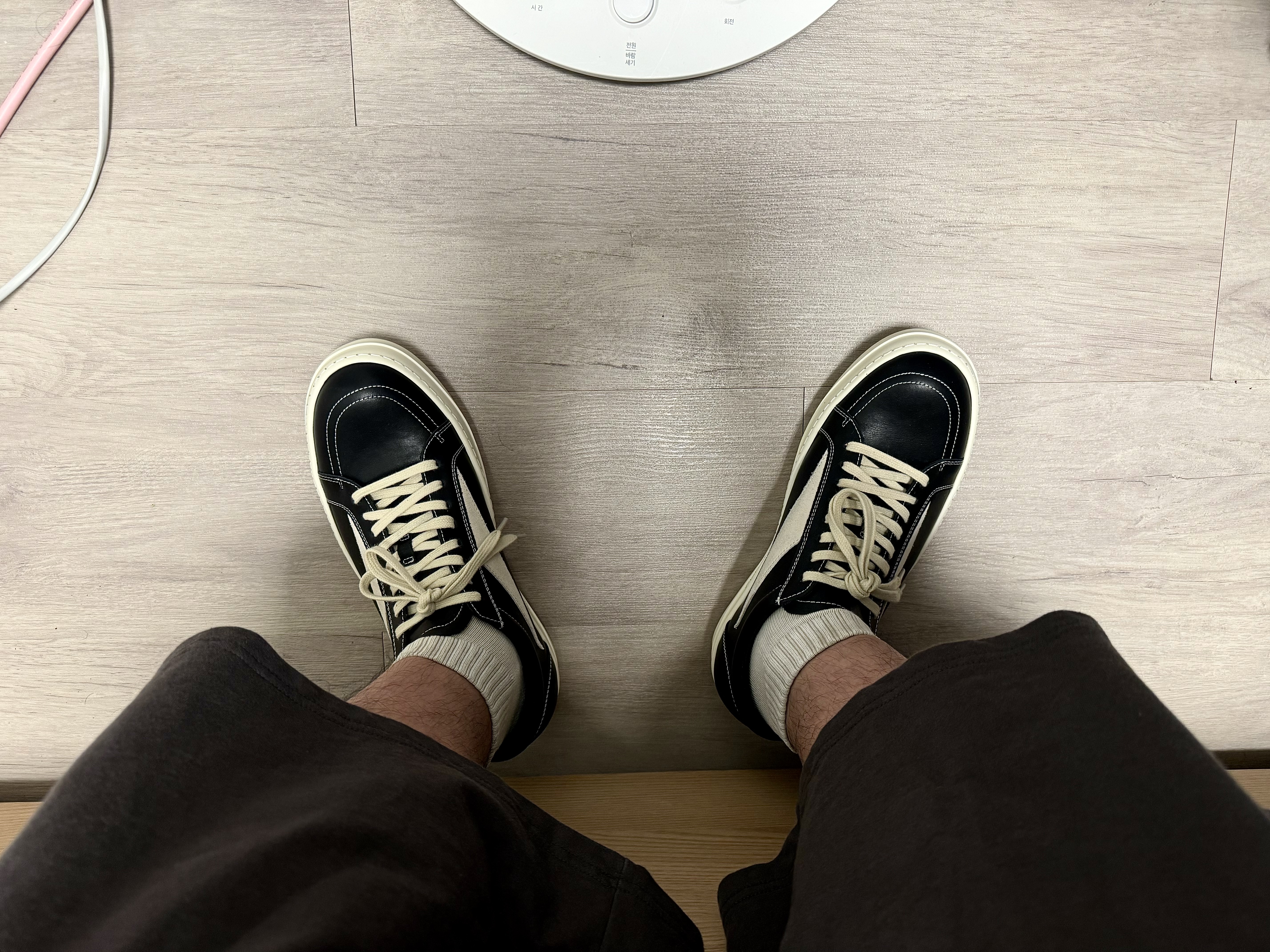 Rick Owens Vintage Sneaks Black Milk 착용 스타일 - 3