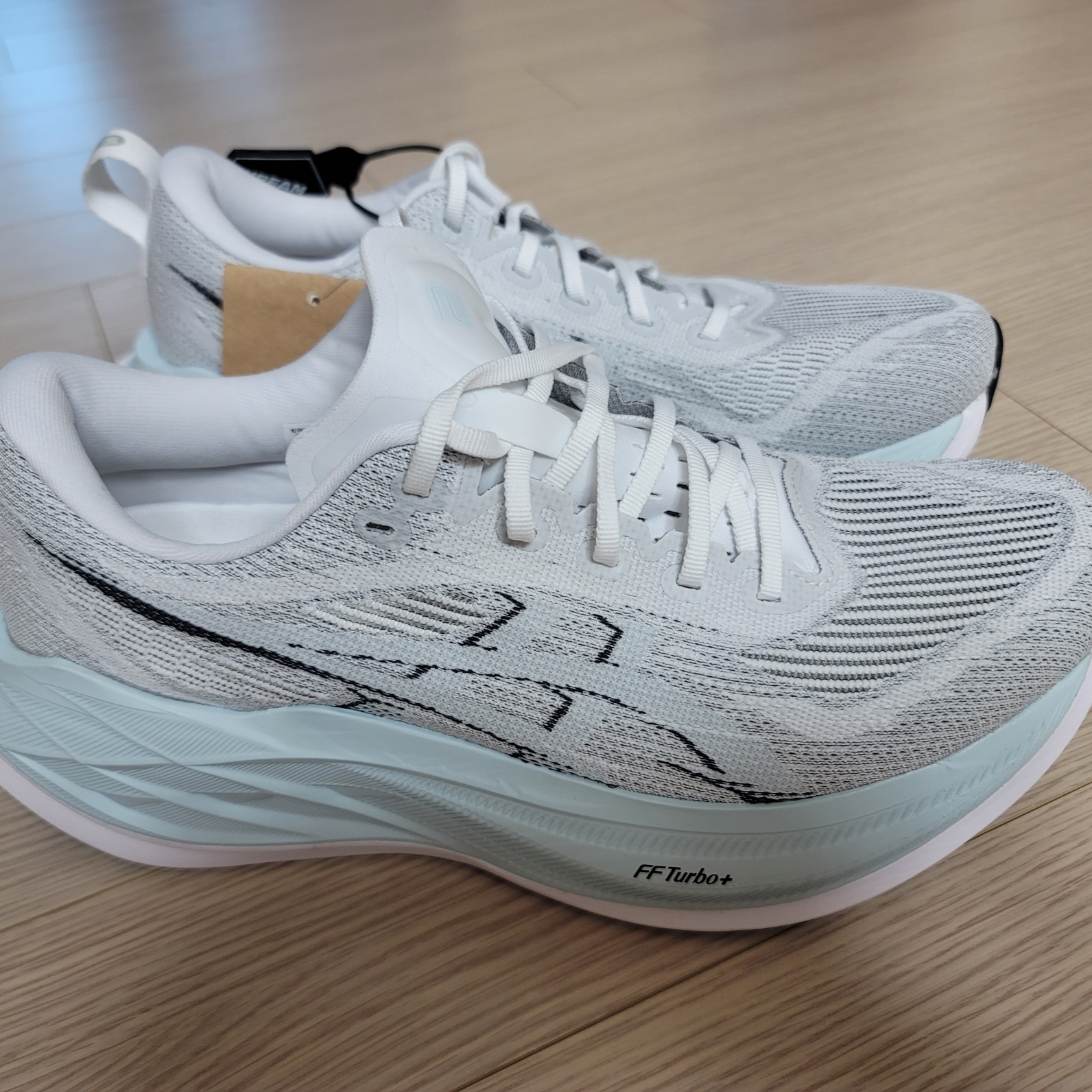 Asics Superblast 2 White Cool Grey 착용 스타일 - 1