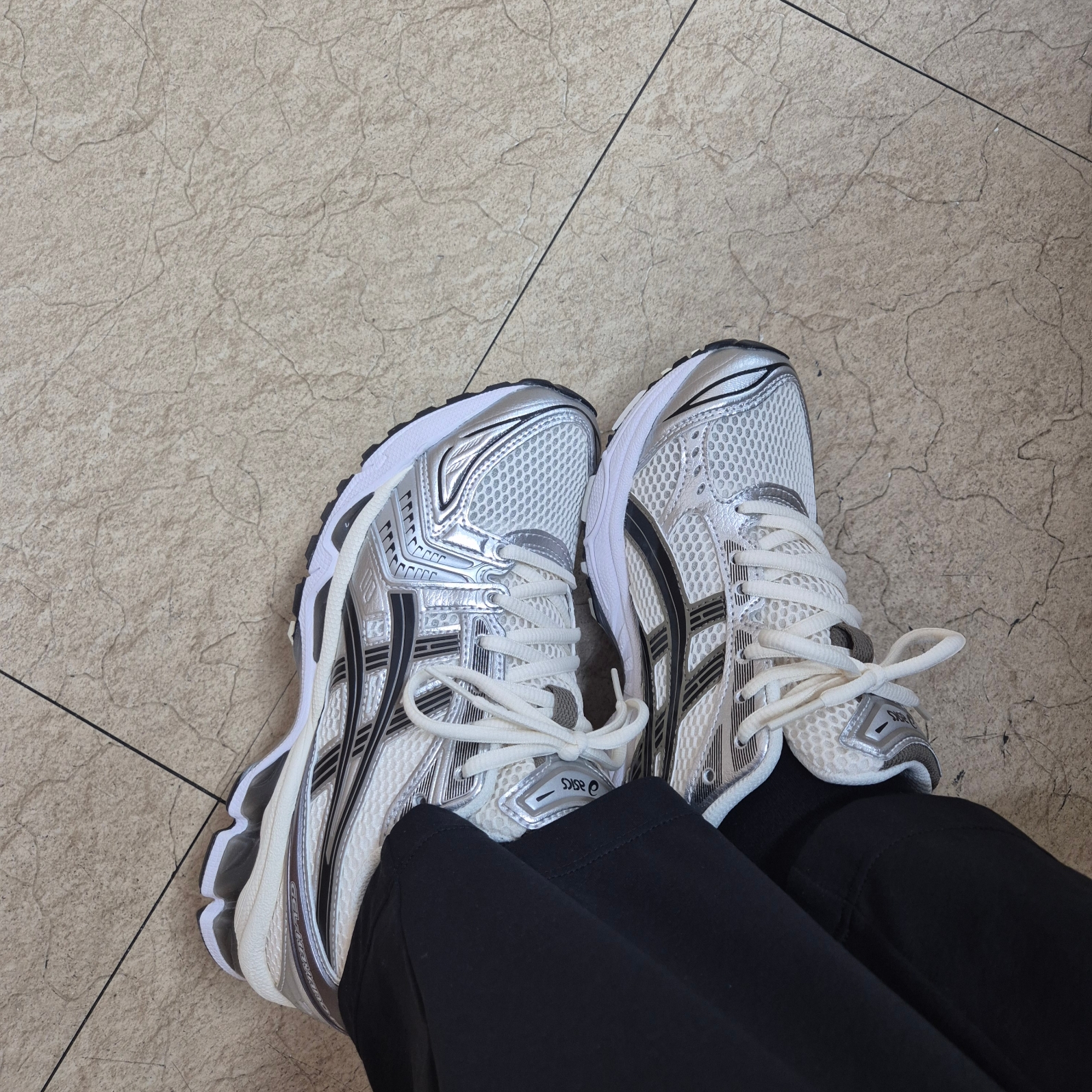 Asics Gel-Kayano 14 Cream Black 착용 스타일 - 1