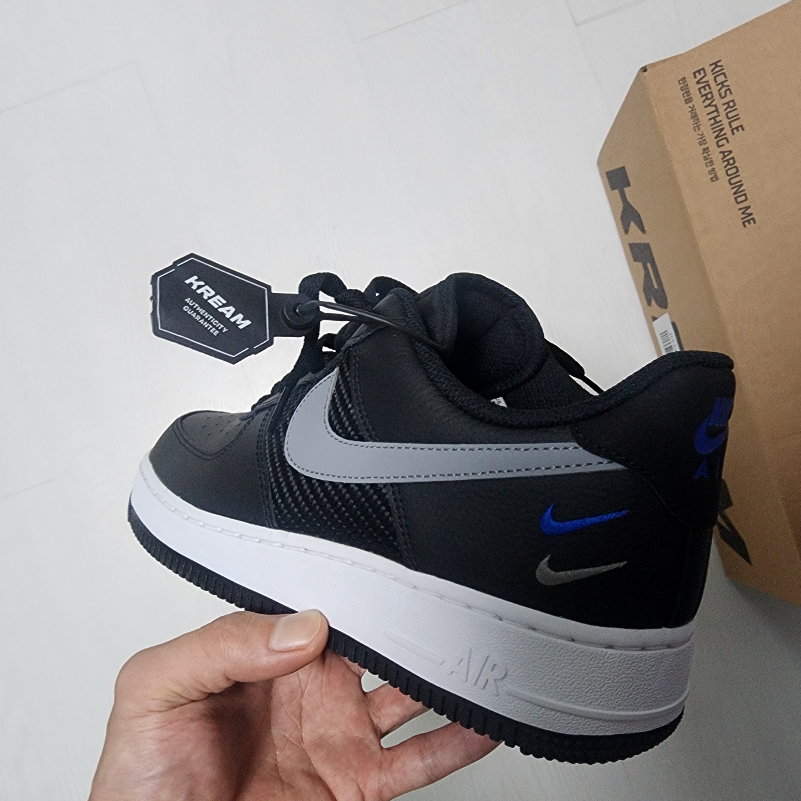 Nike Air Force 1 '07 Black Racer Blue 착용 스타일 - 3
