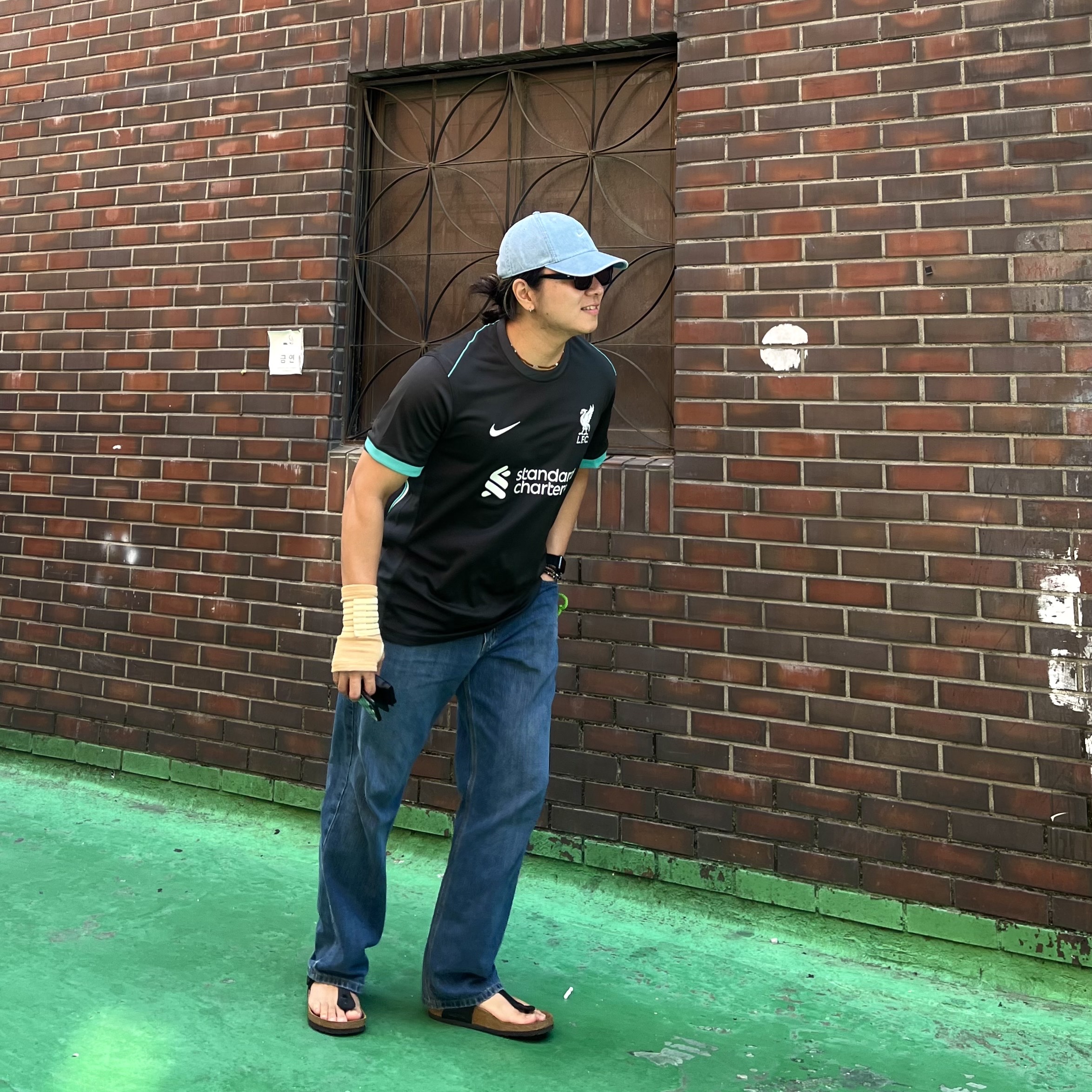 Nike Liverpool FC 2024/25 Dri-Fit Stadium Away Jersey Black (Non Marking Ver.), Nike Club Unstructured Denim Cap Aegean Storm Thunder Blue 착용 스타일 - 1