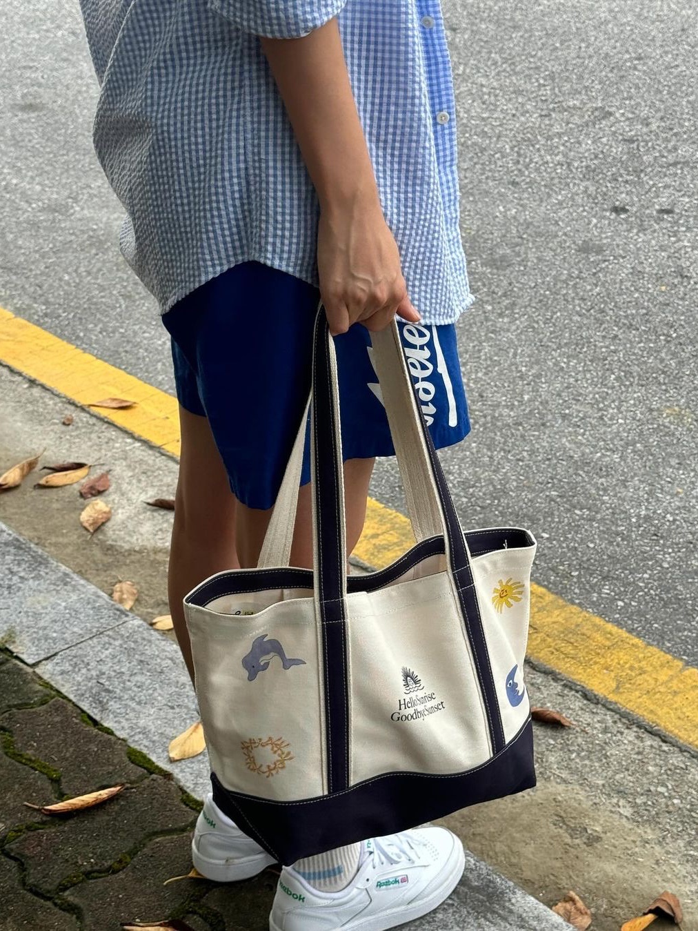 HS x Hank Canvas Tote Bag Navy 착용 스타일 - 2