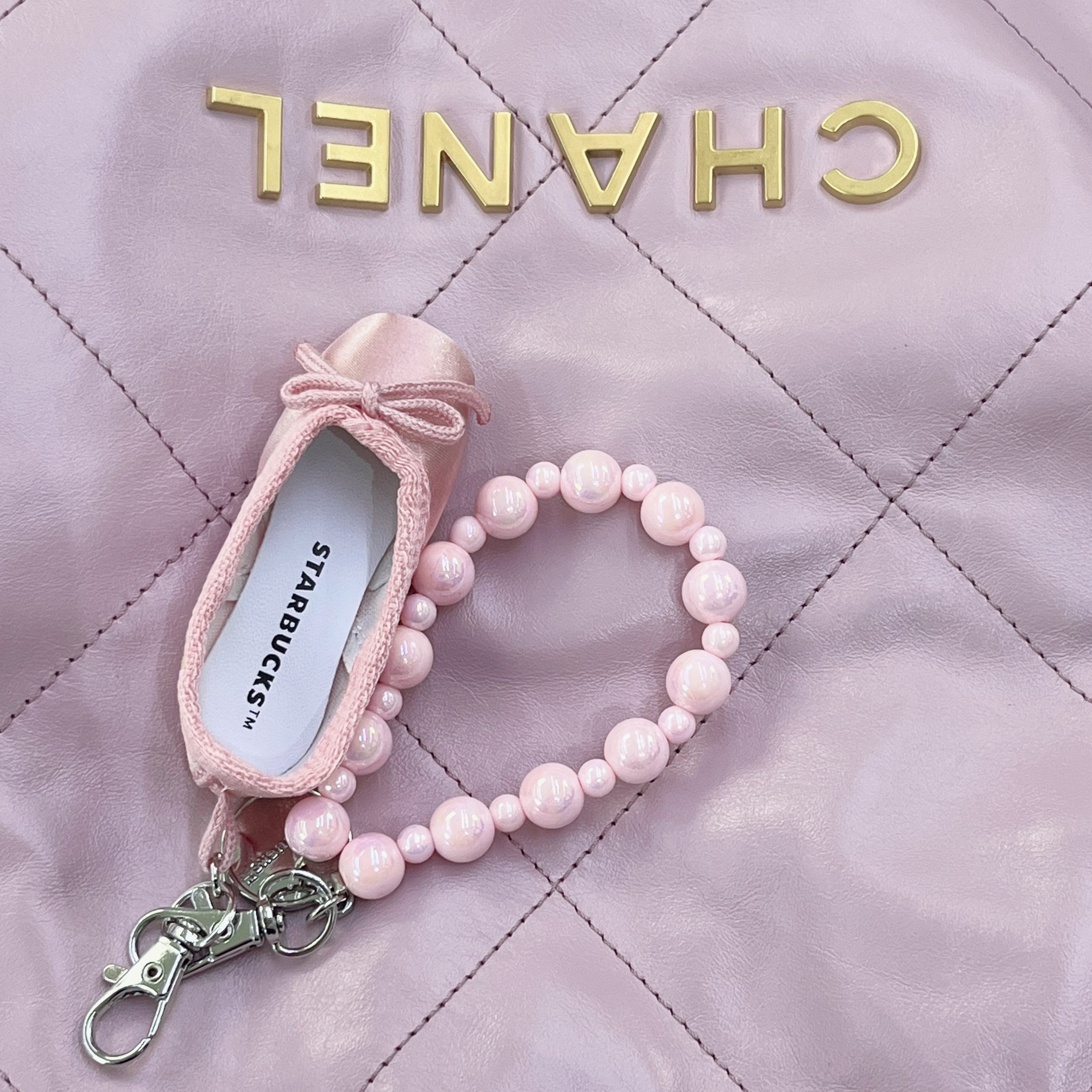 Starbucks Pink Shoe Deco KeyChain, Chanel 22 Small Handbag Shiny Calfskin & Gold Light Pink 착용 스타일