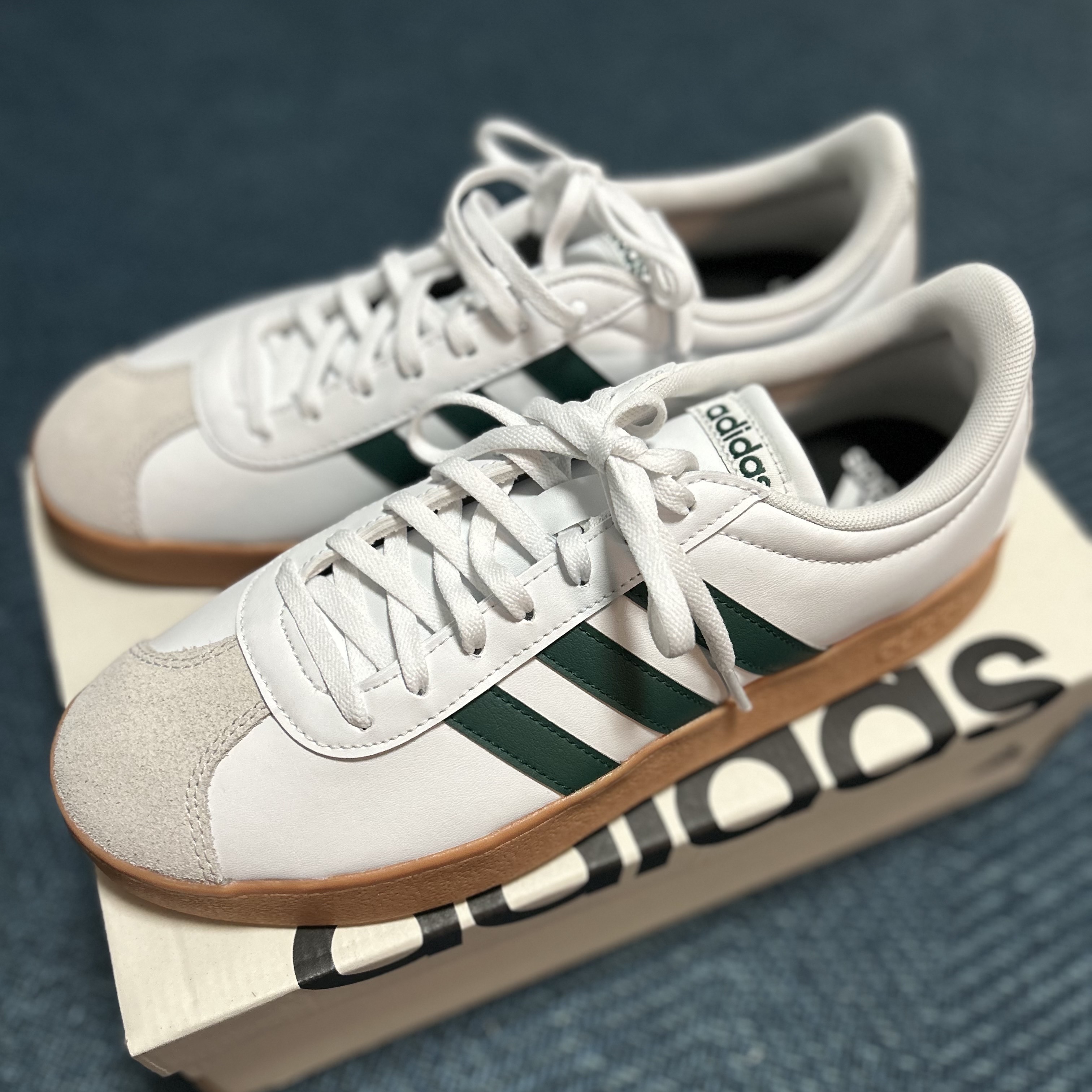 Adidas VL Court Base Cloud White Collegiate Green 착용 스타일 - 2