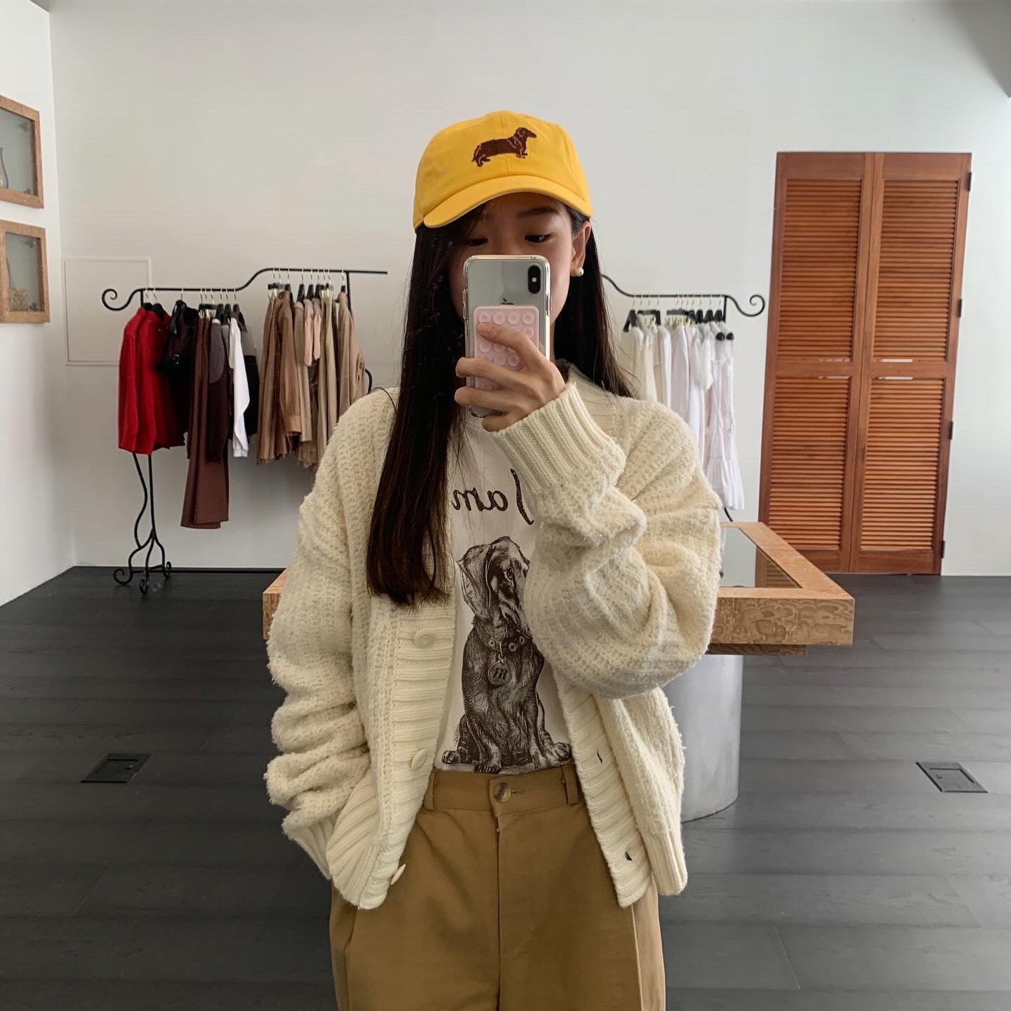 FARVEN Iam Dachshund Tee Ivory, FARVEN Van Shawl Collar Cardigan Ivory 착용 스타일