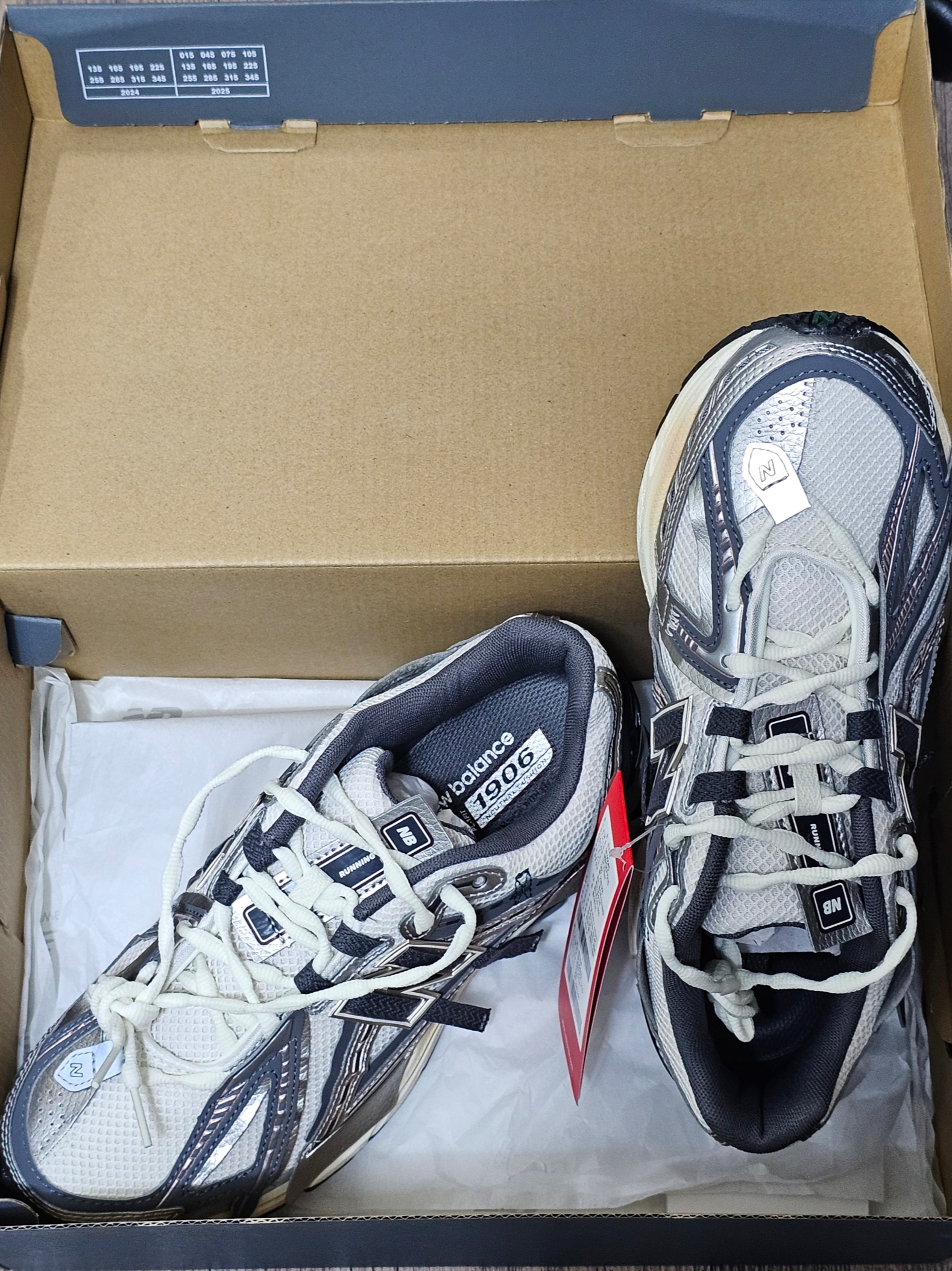 New Balance 1906A Silver Metallic Castlerock 착용 스타일