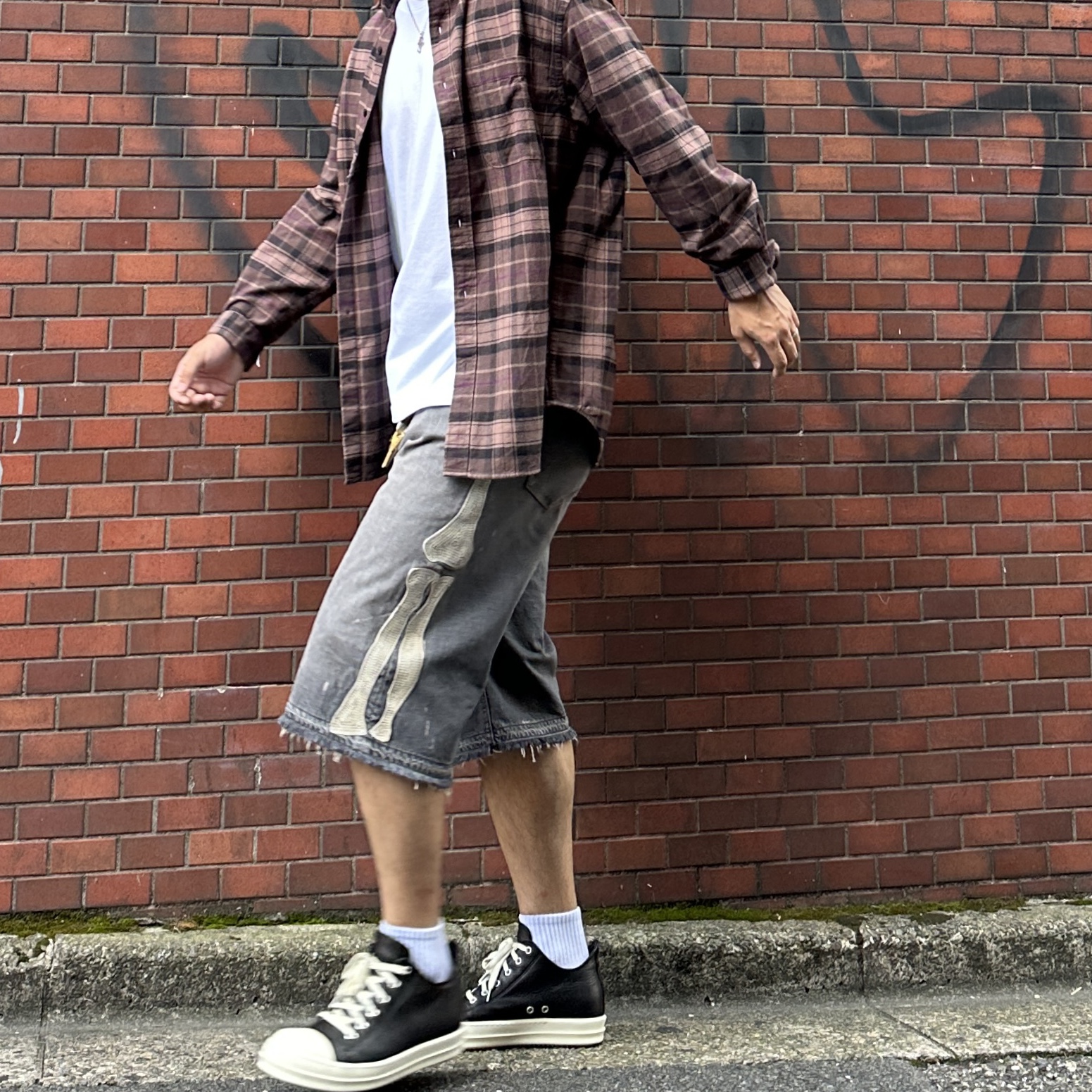 Kapital 14 oz. Denim 5P Bone Embroidery Short Pants Black 착용 스타일 - 2