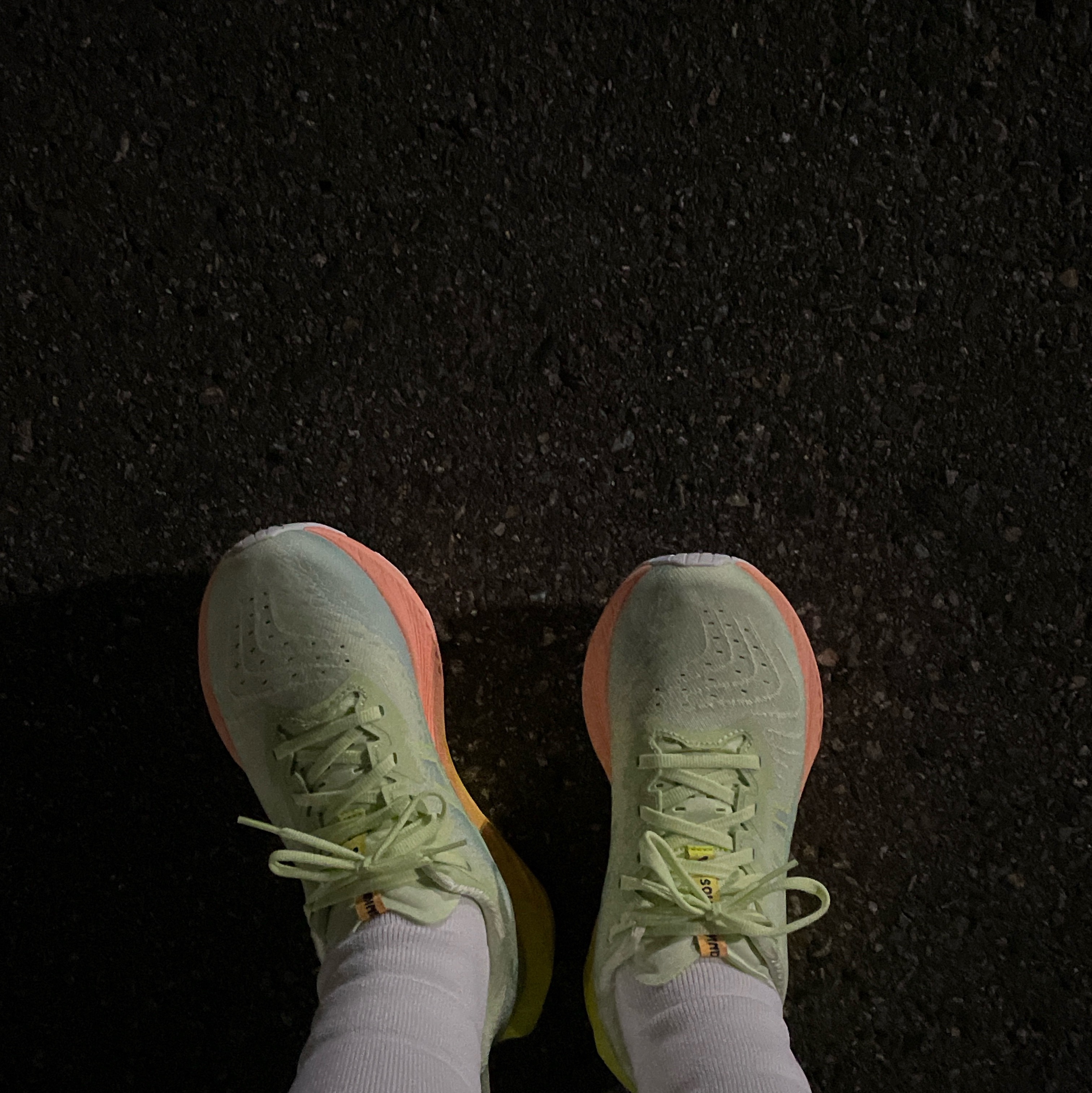 Asics Novablast 4 Cool Matcha Safety Yellow 착용 스타일 - 3