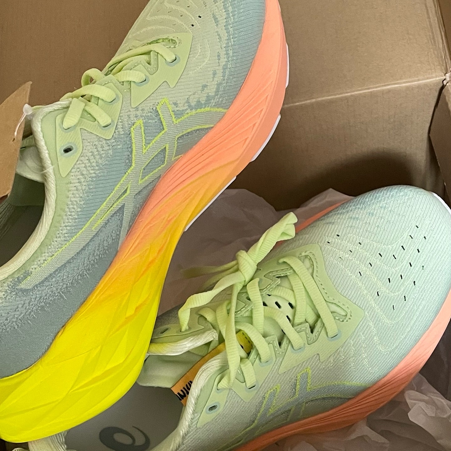 Asics Novablast 4 Cool Matcha Safety Yellow 착용 스타일 - 1