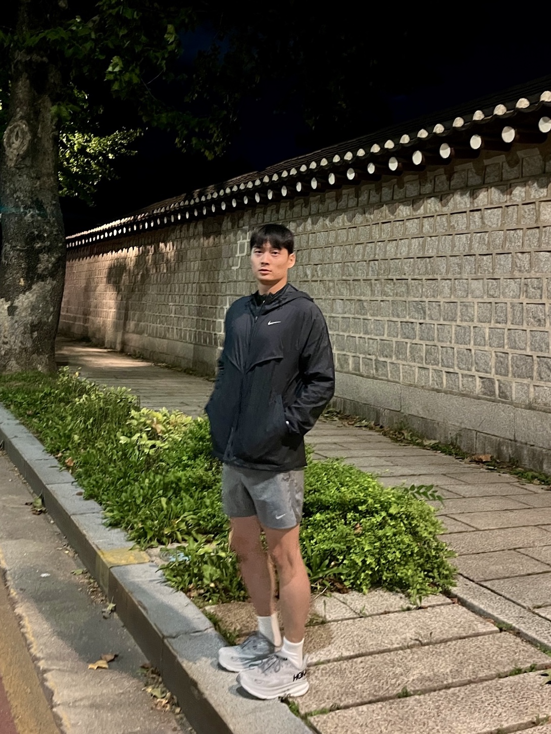 Nike Windrunner Running Jacket Black - Asia, Hoka Clifton 9 Harbor Mist Black - Wide 착용 스타일