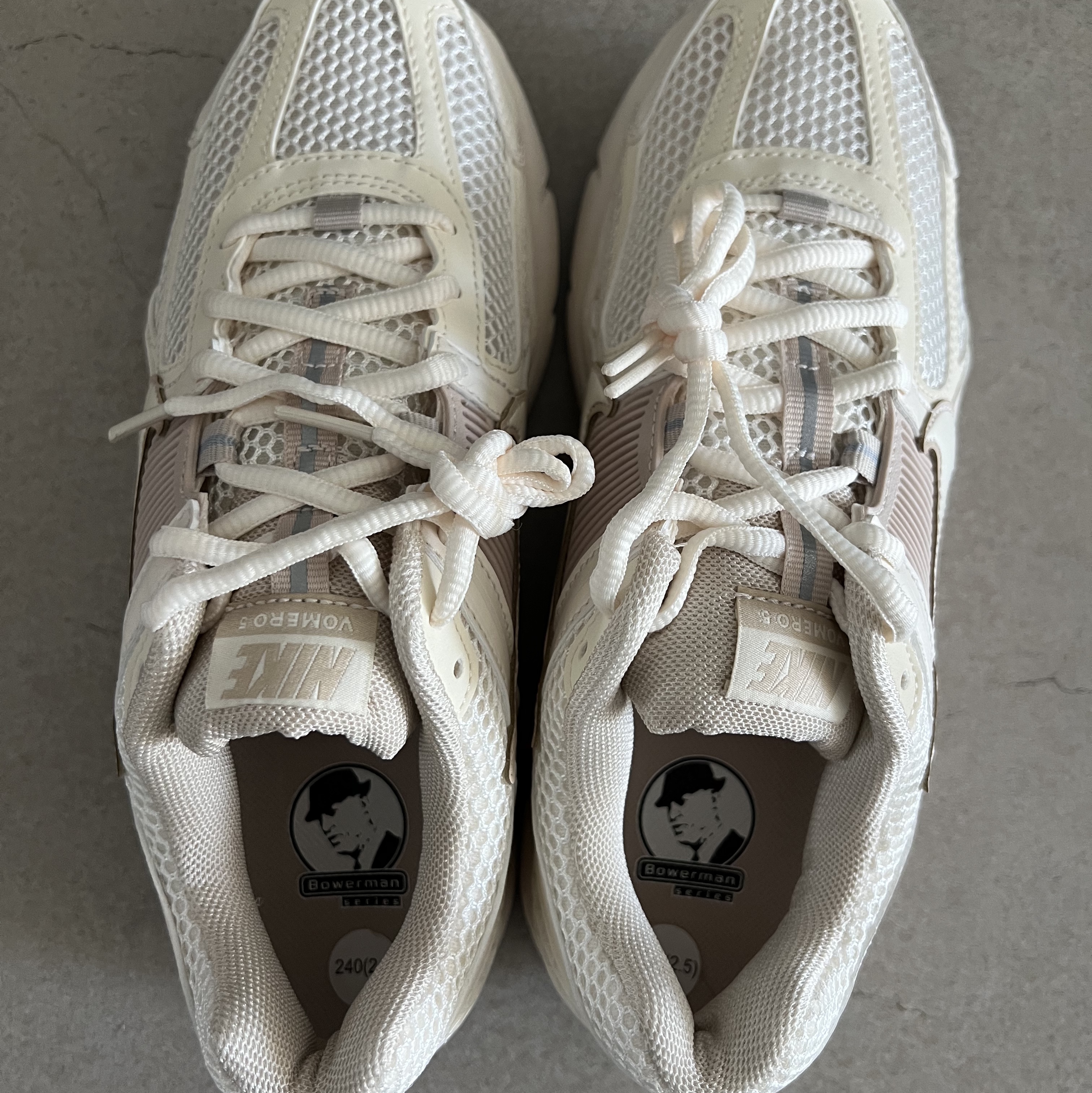 (W) Nike Zoom Vomero 5 Pale Ivory Sanddrift 착용 스타일 - 3