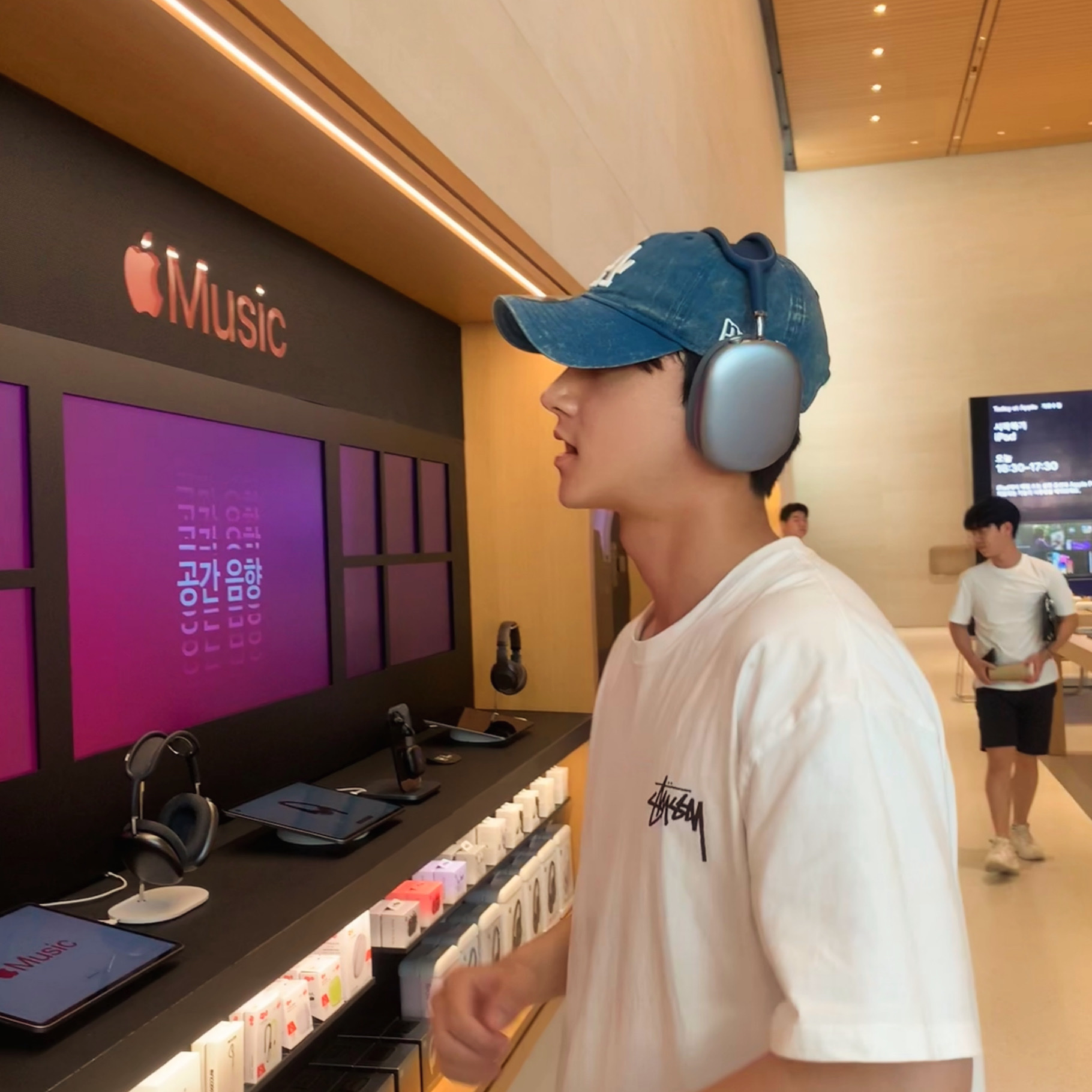 Stussy Reflection T-Shirt White, Apple AirPods Max Lightning Silver (Korean Ver.) 착용 스타일