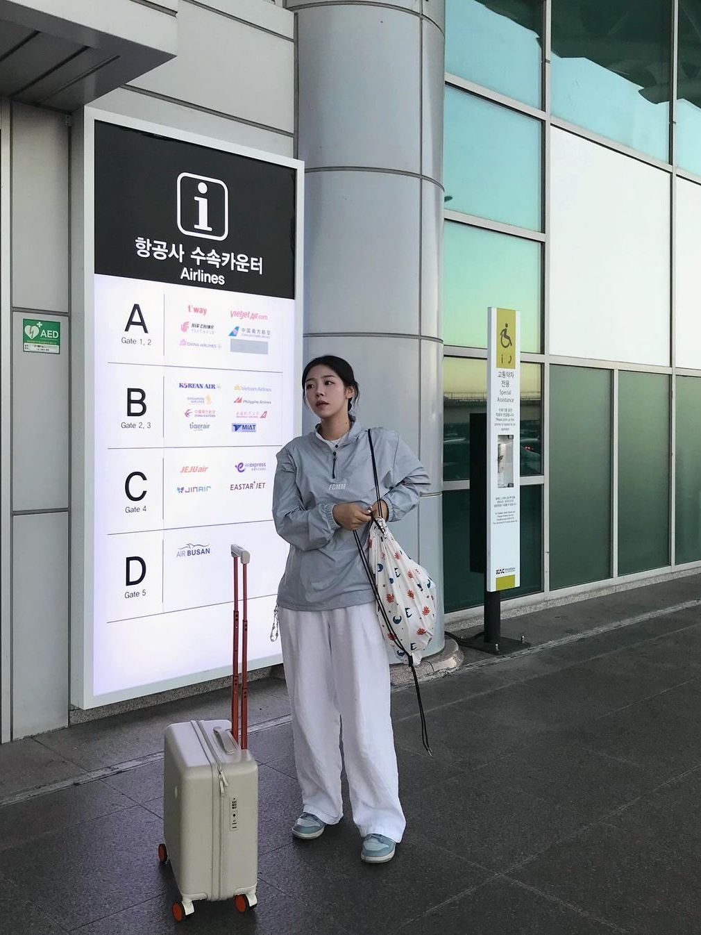 HS x Hank String Bag Off White 착용 스타일