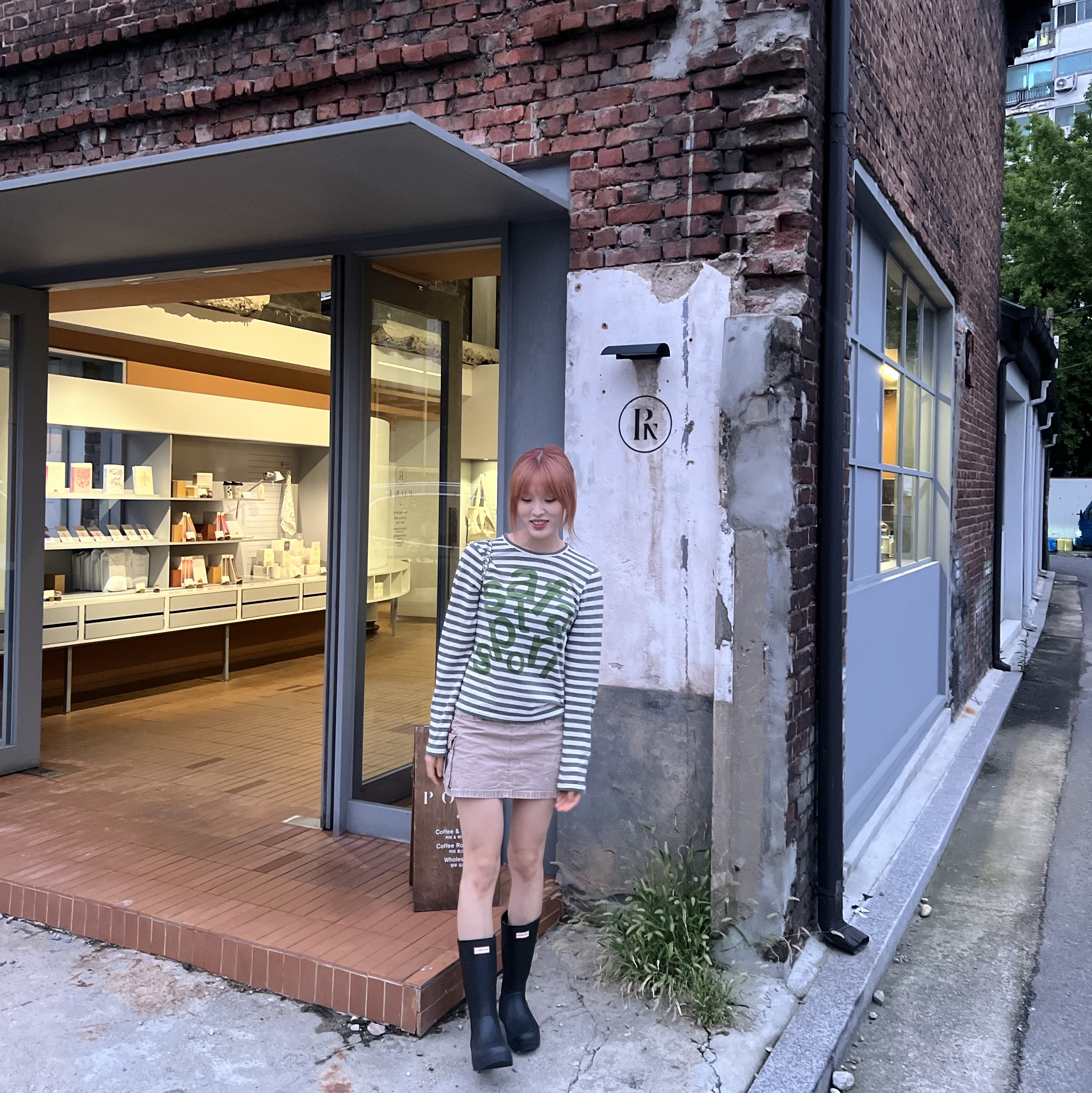 [KREAM 단독] Safarispot Women 1/2 Ticketing Stripe Border Tee Gray, (W) Hunter Play Tall Wellington Rain Boots Black 착용 스타일 - 3
