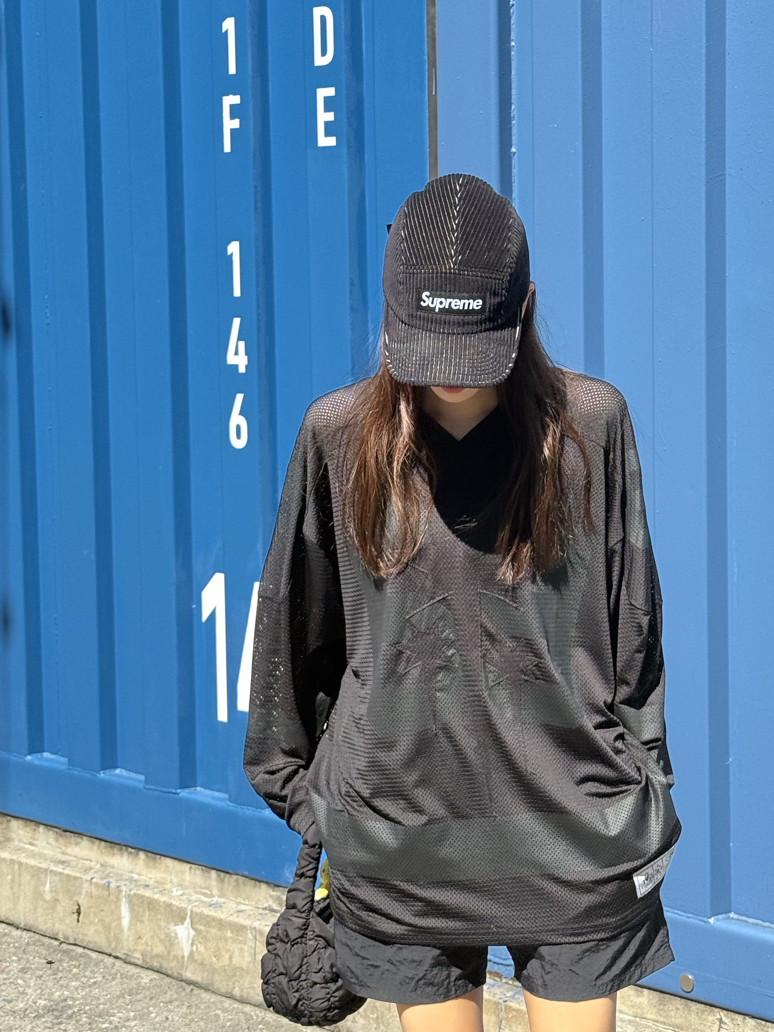 Supreme 2-Tone Corduroy Camp Cap Black - 23SS, COS Quilted Micro Bag Black 착용 스타일