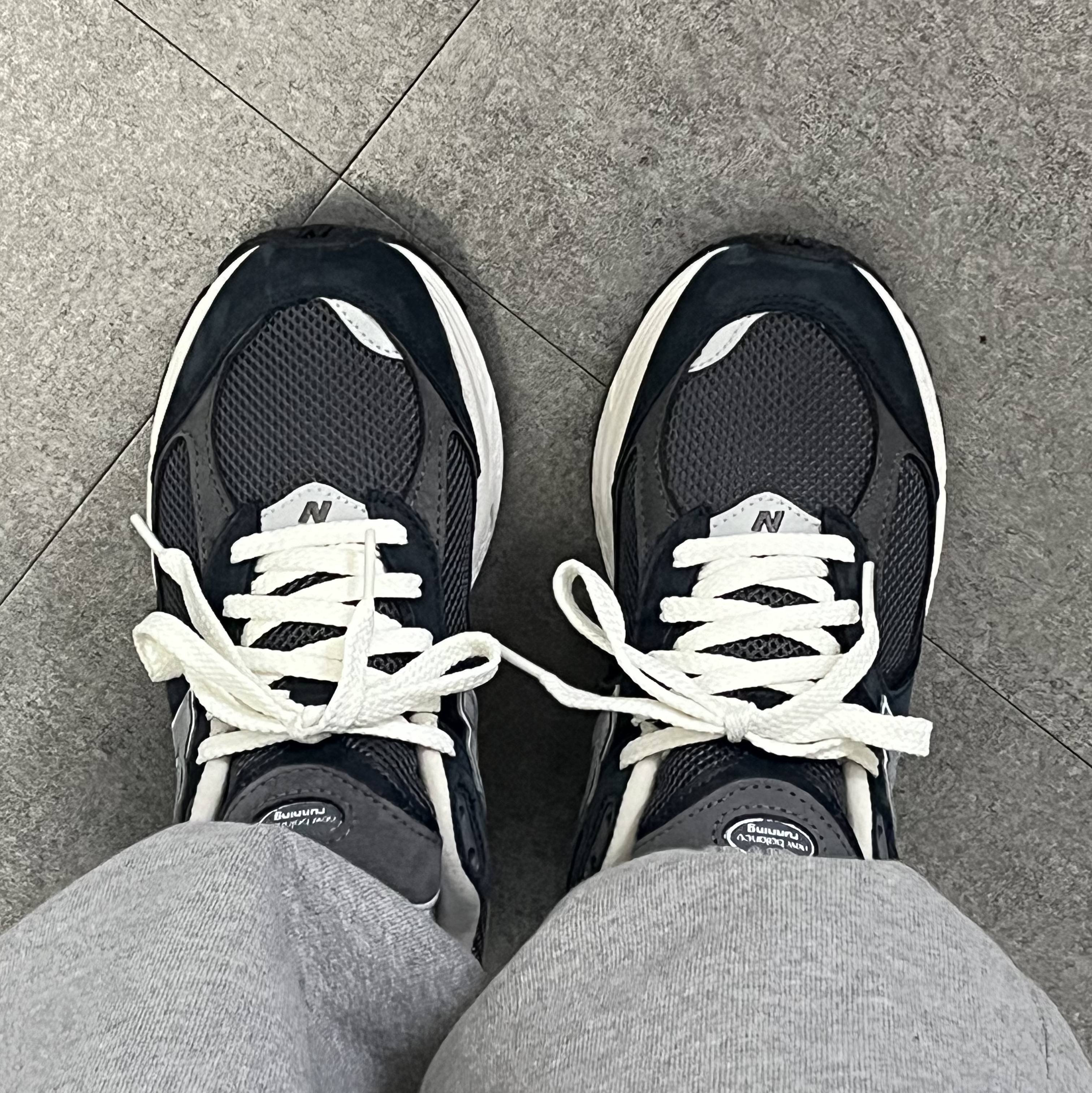 New Balance 2002R Premium Vintage Navy Grey 착용 스타일 - 1