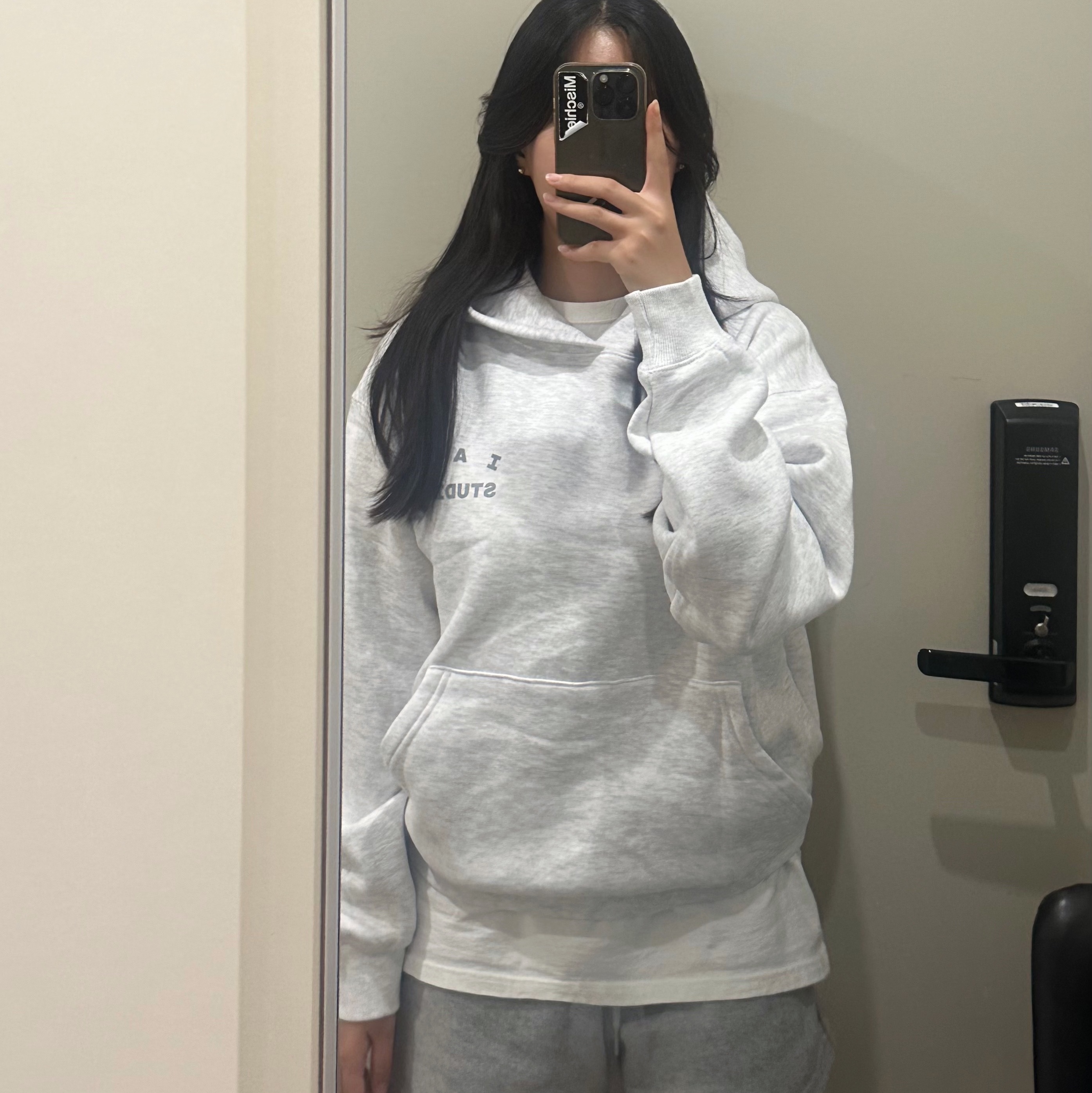 IAB Studio Hoodie Light Gray 착용 스타일