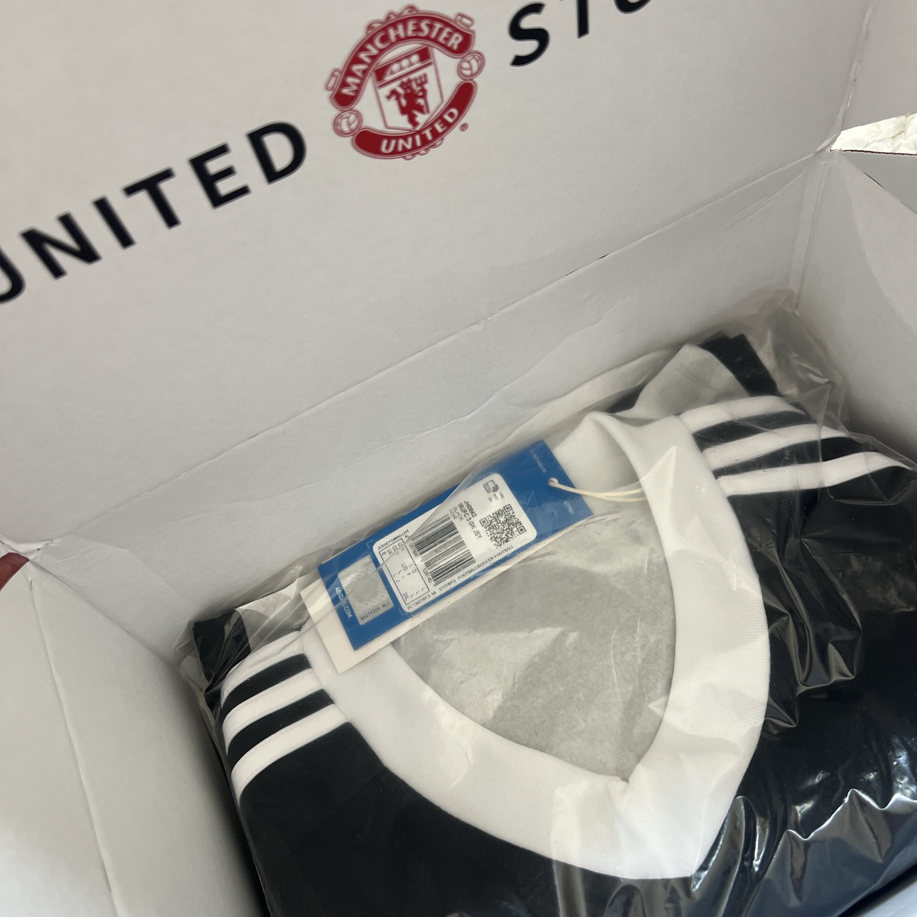 Adidas Manchester United 2024/25 Third Goalkeeper Jersey Black - US Sizing 착용 스타일 - 2