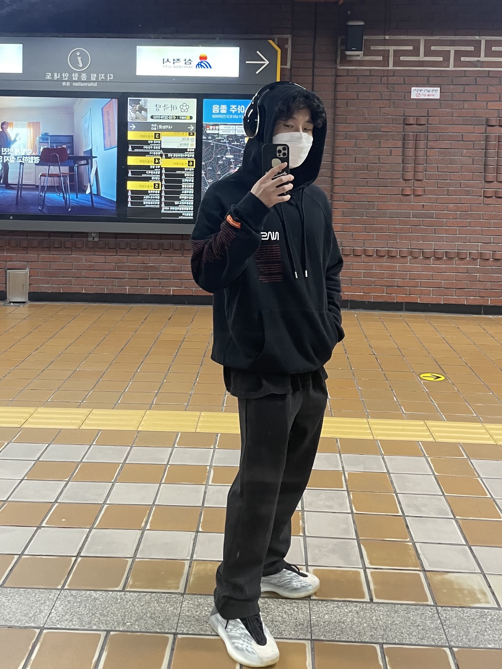 Adidas Yeezy QNTM BSKTBL, Casetify x Mastermind World iPhone White Skull Magsafe Impact Case Matt Black 착용 스타일
